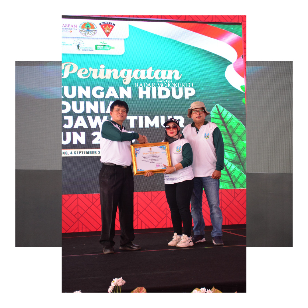 PRESTASI: Kepala DLH Provinsi Jatim Jempin Marbun menyerahkan penghargaan Kelurahan Berseri tingkat pratama tahun 2023 kepada Kelurahan Kranggan, Kota Mojokerto.