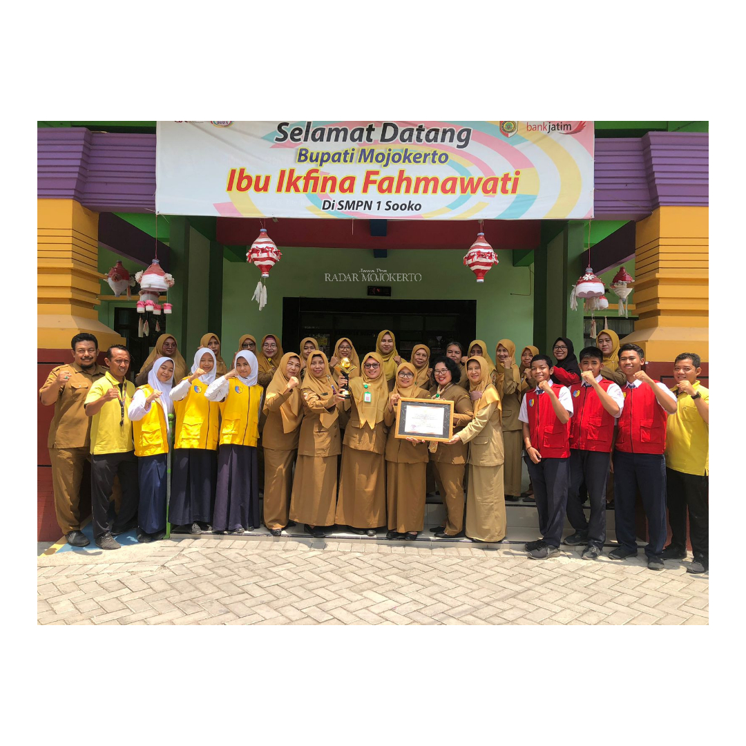 BERBUDAYA LINGKUNGAN: SMPN 1 Sooko berhasil meraih penghargaan sekolah adiwiyata mandiri.