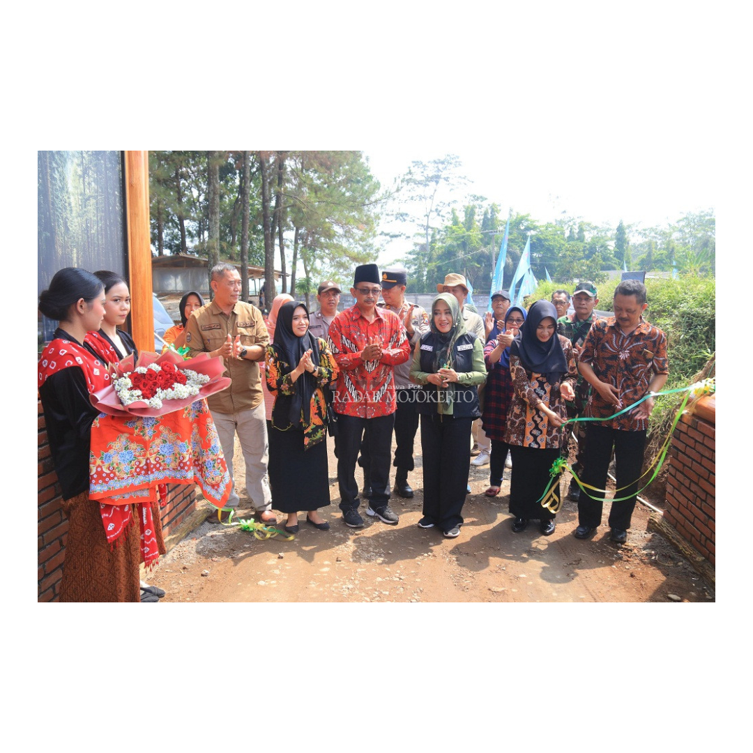 ANYAR: Bupati Ikfina Fahmawati bersama DPMD Kabupaten Mojokerto dan Kades Sukosari Purnaji saat memotong pita meresmikan Alas Soeko, Desa Sukosari, Kecamatan Trawas, Kota Mojokerto.