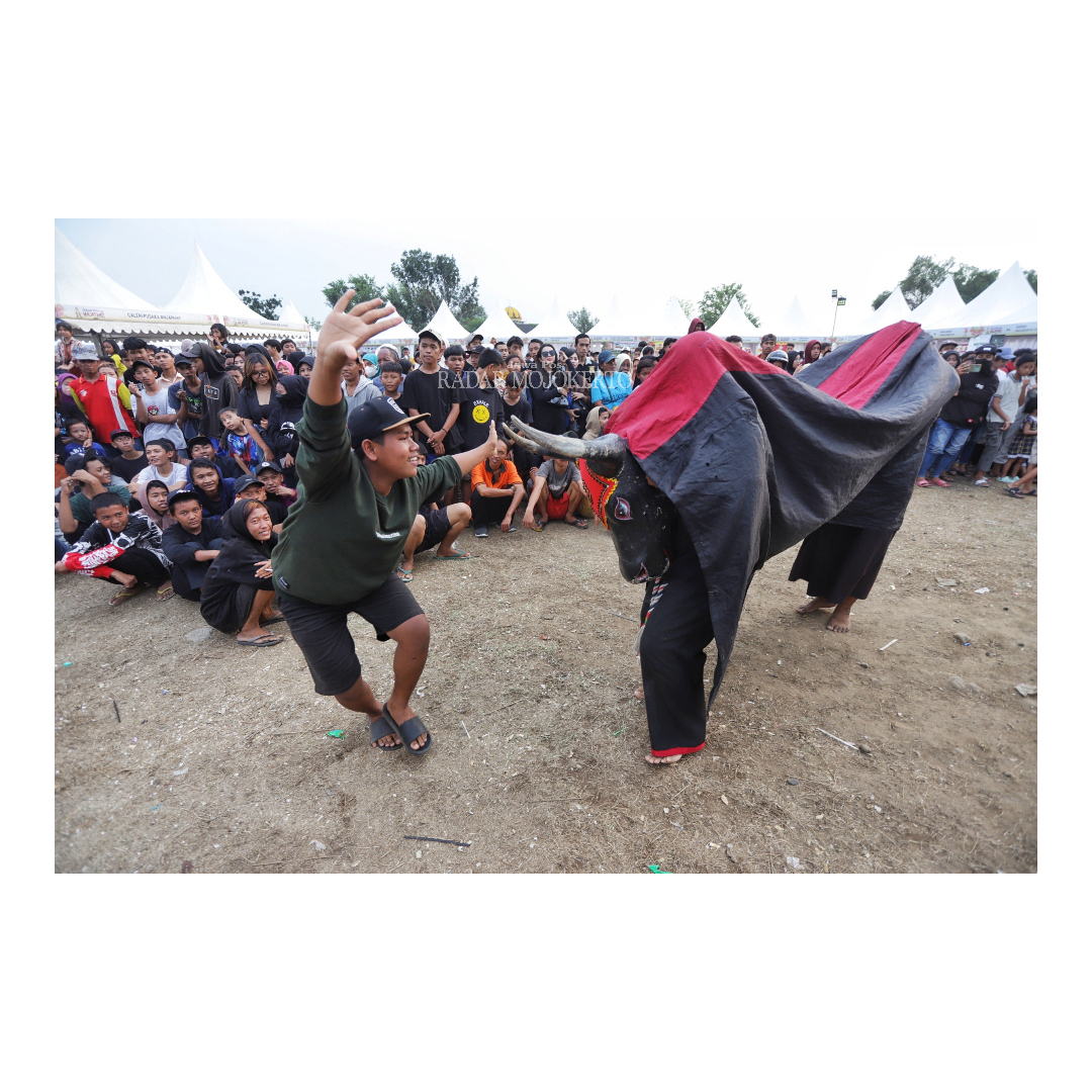 MERAKYAT: Pengunjung berjoget bersuka ria bersama pemain Bantengan di lapangan Raden Wijaya Surodinawan Kota Mojokerto, kemarin. Pementasan bantengan tersebut dalam rangkaian Pekan Budaya Majapahit.