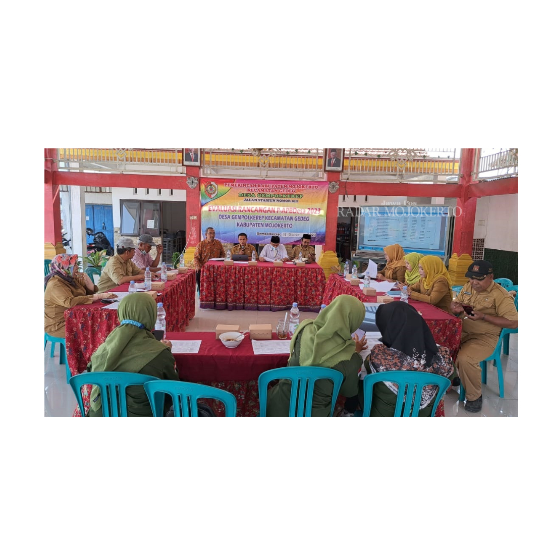 BANGUN DESA: Rapat Pemdes Gempolkerep bersama BPD dan Camat Gedek di Balai Desa Gempolkerep, Kecamatan Gedeg.