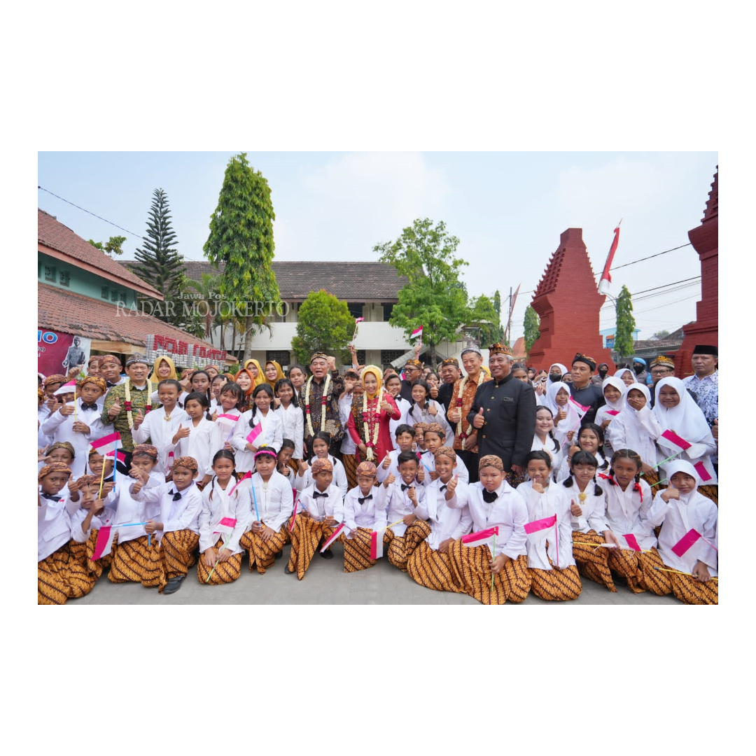 GENO CENTER: Siswa SDN Purwotengah, Kelurahan Purwotengah, Kecamatan Kranggan, Kota Mojokerto dengan seragam khas ala Soekarno Kecil.