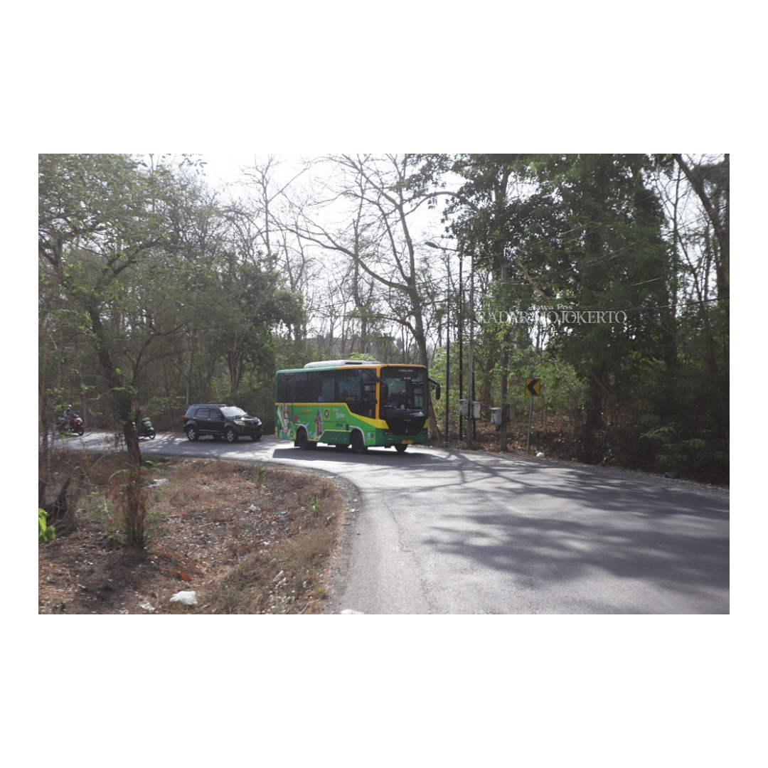 RUTE DIPERLUAS: Bus Trans Jatim melintas di hutan Watu Blorok, Kecamatan Jetis, Kabupaten Mojokerto, kemarin. Pemerintah Provinsi Jawa Timur berencana memperluas rute Trans Jatim Koridor III.