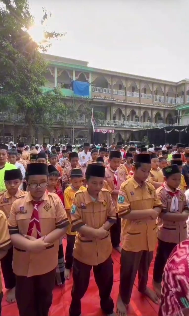 KHUSYUK: Warga MI Nurul Huda 2 Kota Mojokerto mengirimkan doa selepas salat gaib sebagai wujud kepedulian bagi Palestina, Jumat (17/11).
