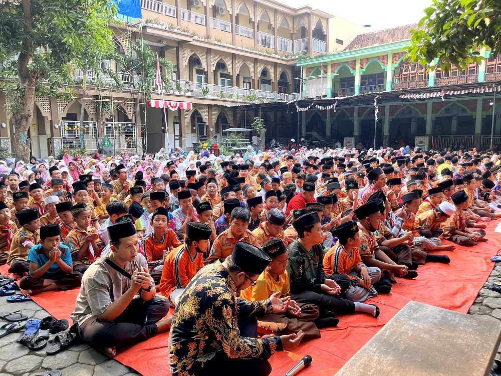 KHUSYUK: Warga MI Nurul Huda 2 Kota Mojokerto mengirimkan doa selepas salat gaib sebagai wujud kepedulian bagi Palestina, Jumat (17/11).