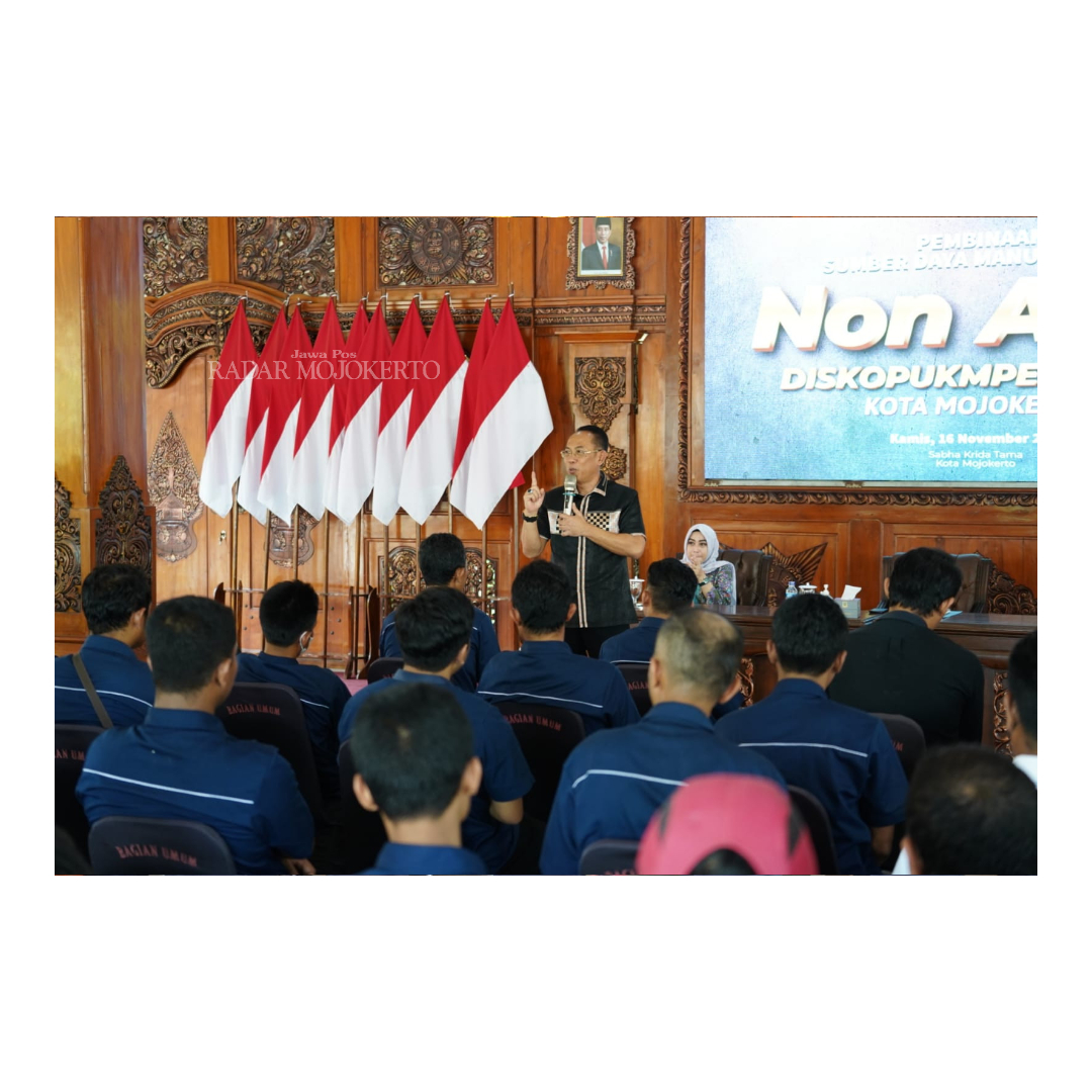 ABDI NEGARA: Wali Kota Mojokerto Ika Puspitasari didampingi Sekdakot Gaguk Tri Prasetyo saat melakukan sosialisasi kepada tenaga non-ASN.