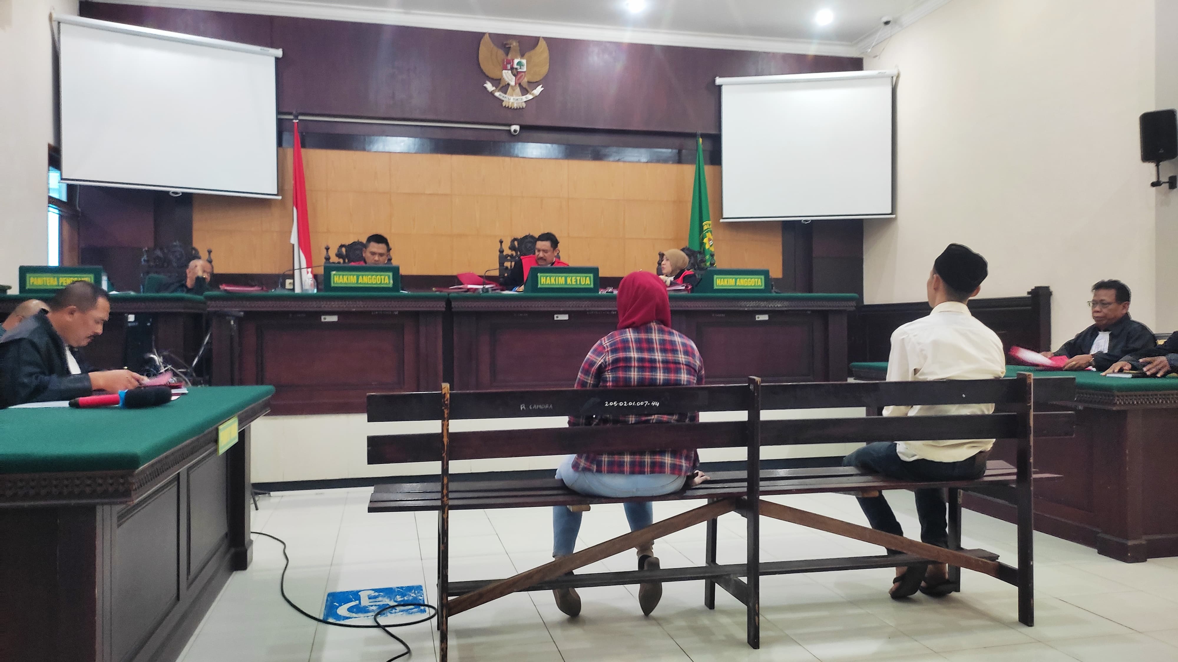 VONIS: Perkara perzinaan Muhammad Arifin alias Ipin, 32, sopir truk ayam asal Desa/Kecamata Ngoro, dengan Dwi Elok Hariyati, 30, menginjak sidang putusan di PN Mojokerto, Rabu (22/11).