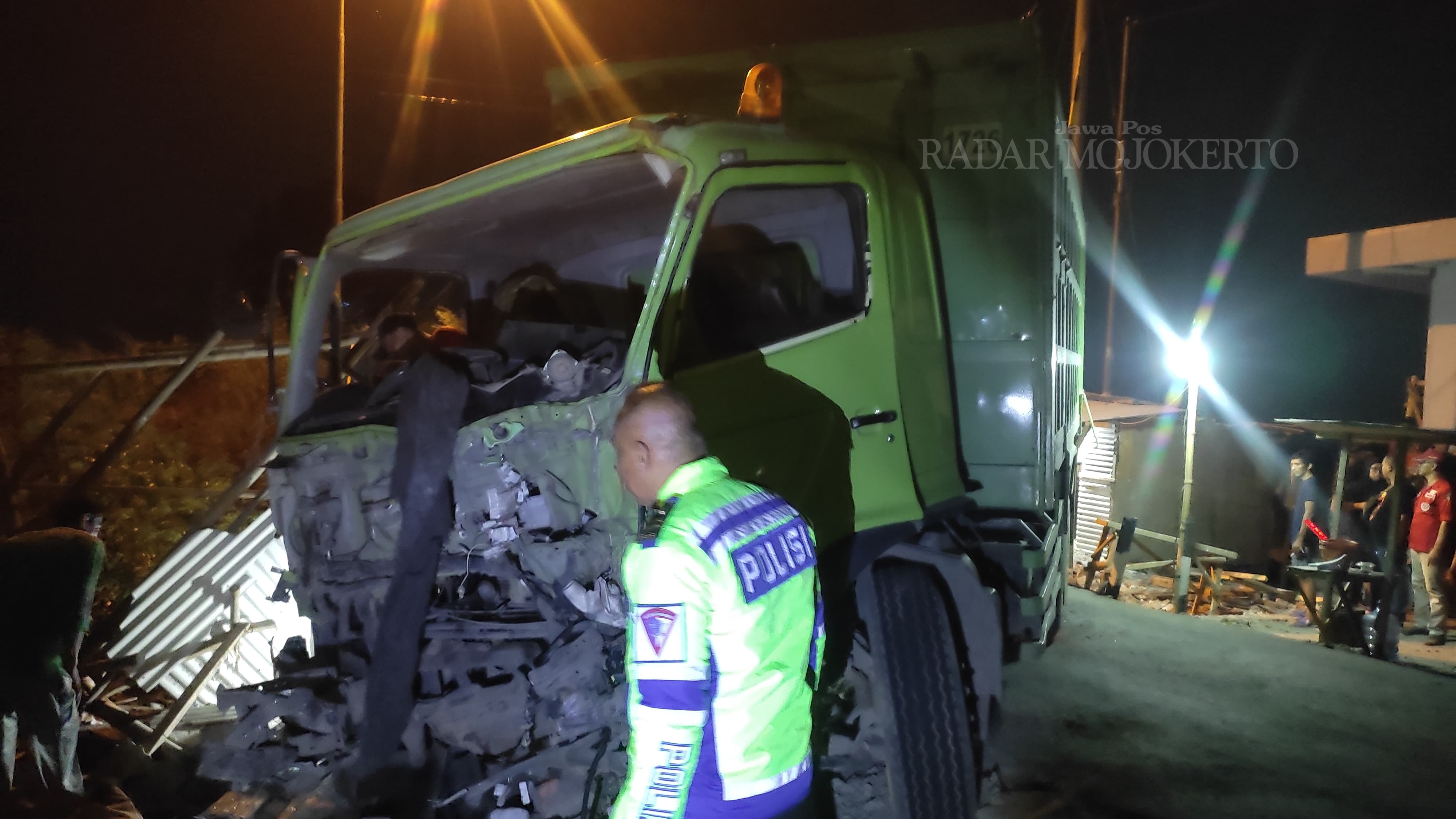 RINGSEK: Bagian depan dump truk selepas ditabrak KA Wijayakusuma di perlintasan KA daerah Damarsi, Mojoanyar, Kabupaten Mojokerto, Rabu (22/11/2023).