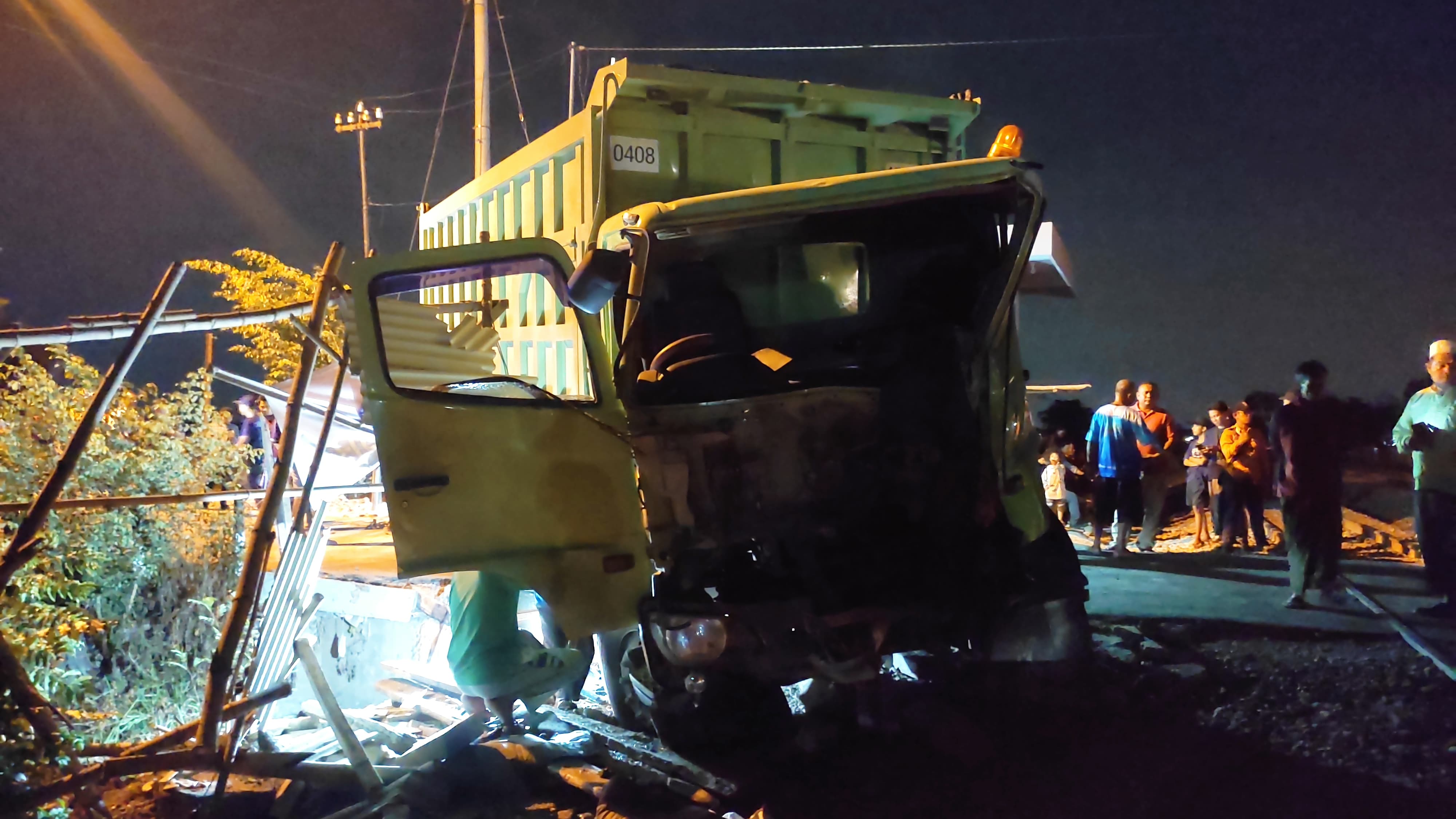 RINGSEK: Bagian depan dump truk selepas ditabrak KA Wijayakusuma di perlintasan KA daerah Damarsi, Mojoanyar, Kabupaten Mojokerto, Rabu (22/11/2023).