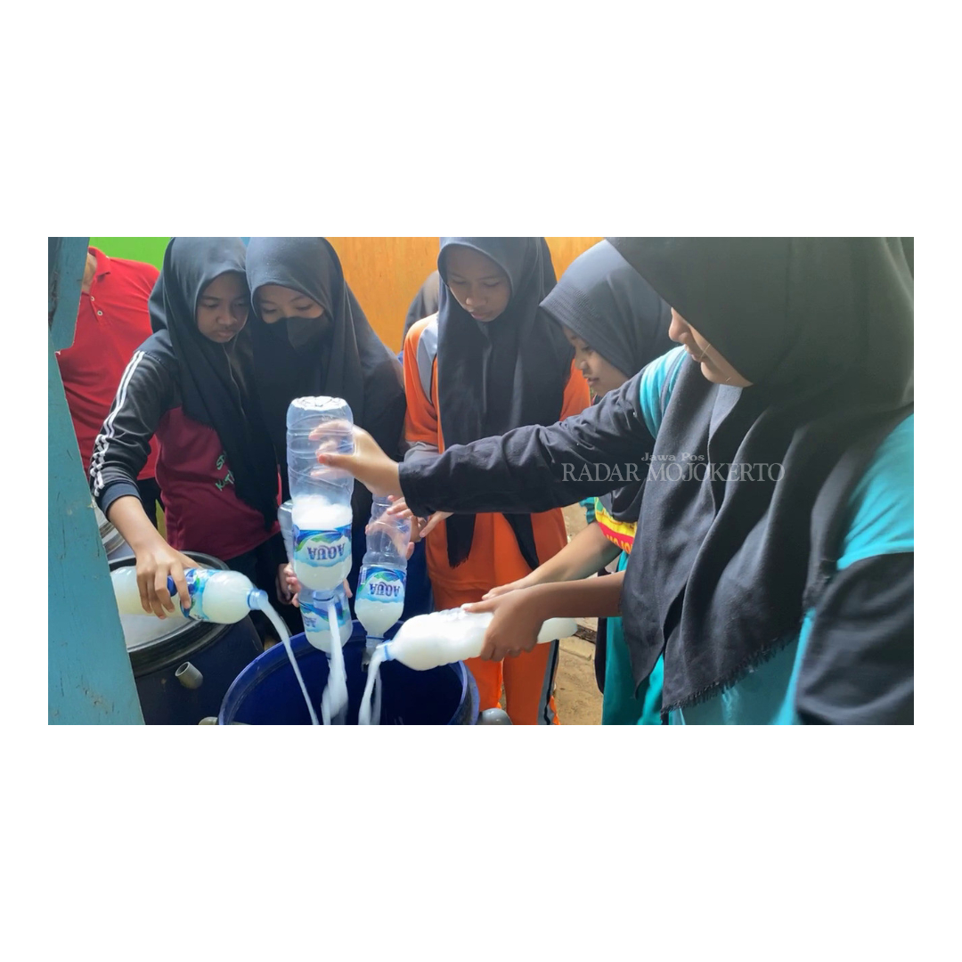 PEDULI LINGKUNGAN: Siswa terlibat dalam proses pembuatan pupuk kompos.