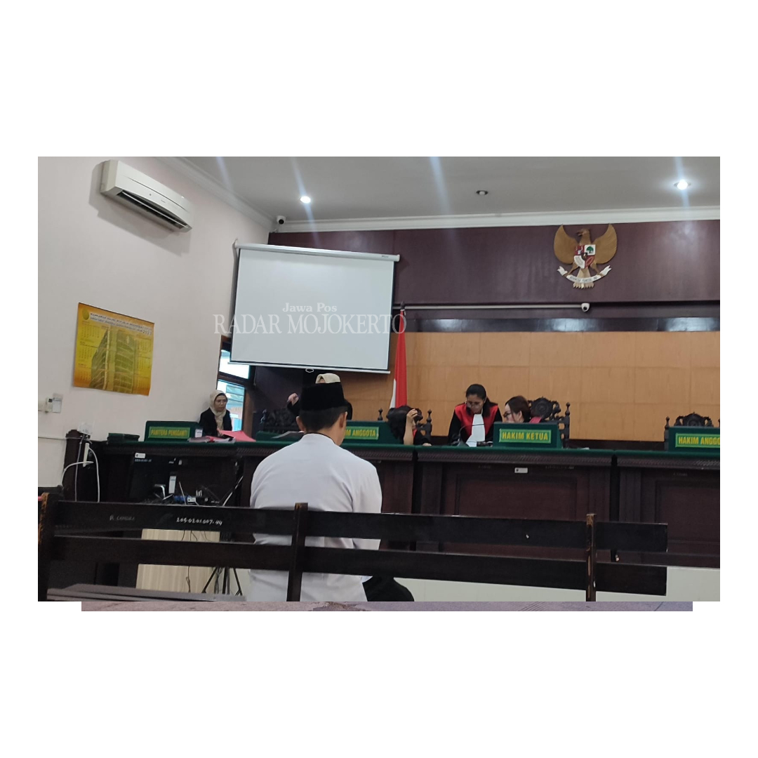 DIHUKUM: Anton Dwi Aryatama, 23, duduk di kursi pesakitan saat majelis hakim menjatuhkan hukuman dalam sidang lanjutan di Pengadilan Negeri Mojokerto, Selasa (21/11).