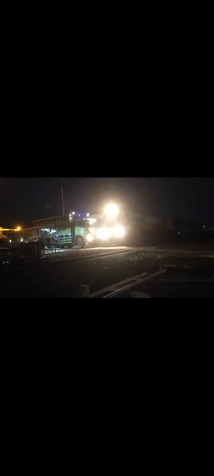 INSIDEN KA: Detik-detik lokomotif KA Wijayakusuma menabrak dump truk di perlintasan KA Damarsi, Mojoanyar, Kabupaten Mojokerto, Rabu (22/11/2023)