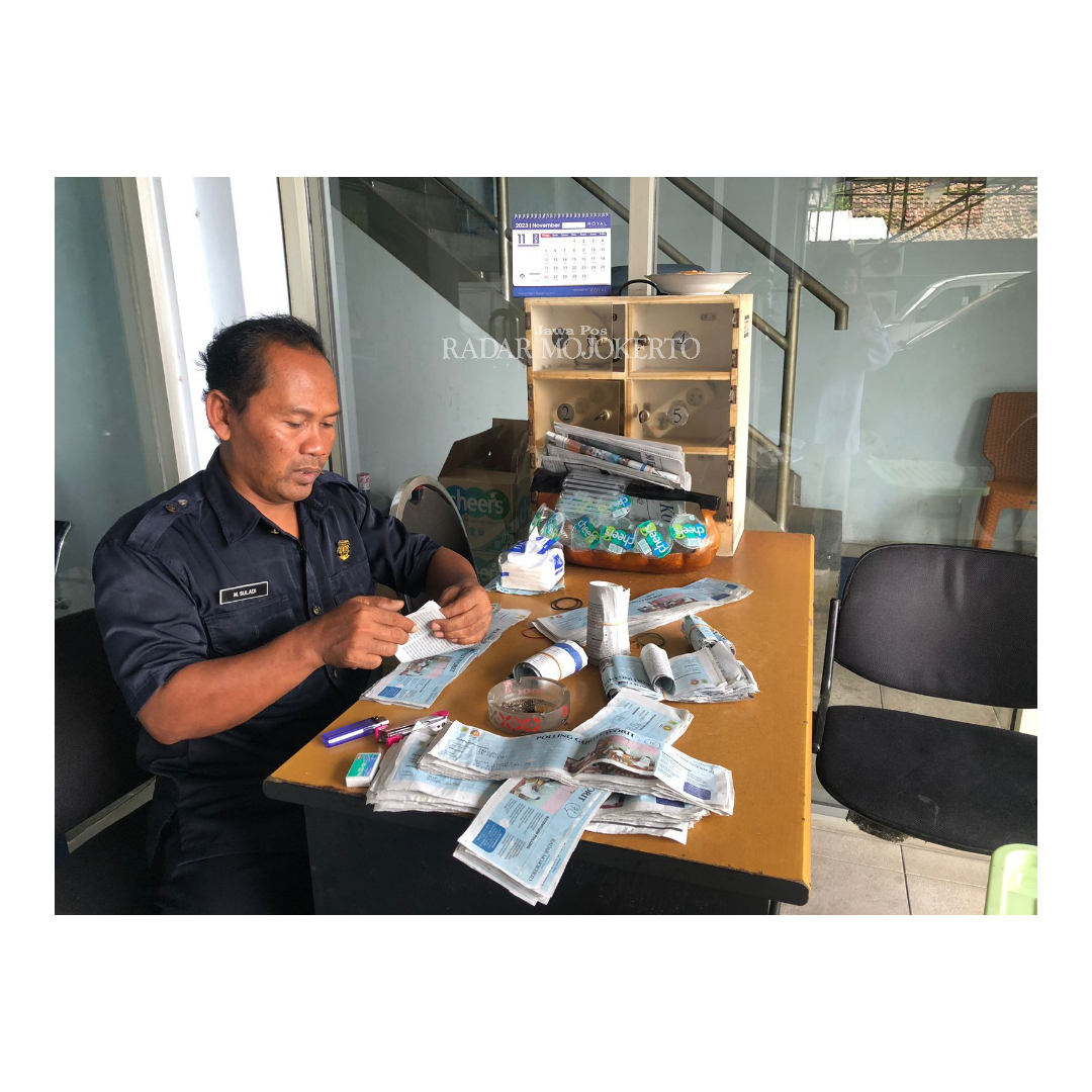BERDATANGAN: Panitia JPRM menghitung dan merekapitulasi balot dukungan guru favorit yang telah masuk.
