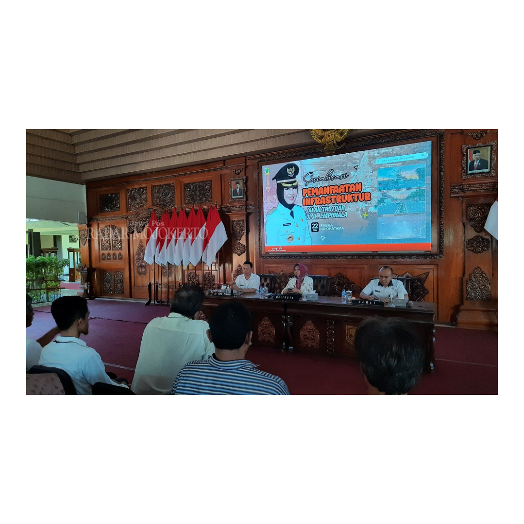 TAMPUNG SARAN: Wali Kota Mojokerto Ika Puspitasari didampingi Plt Kepala DPUPR Perakim Nara Nupiksaning Utama dan Camat Magersari Ary Setiawan saat urun rembuk bersama warga di Pendapa Sabha Kridatama