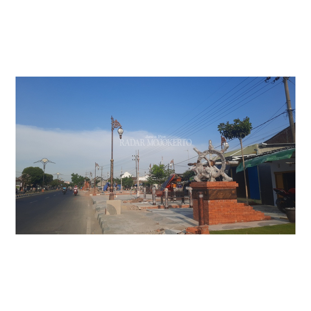 FASILITAS: Jalan Empunala, Kota Mojokerto yang kini kembali disentuh pekerjaan lanjutan lanskap berupa taman, kursi, lampu hias, barrier, hingga bollard berbentuk onde-onde.