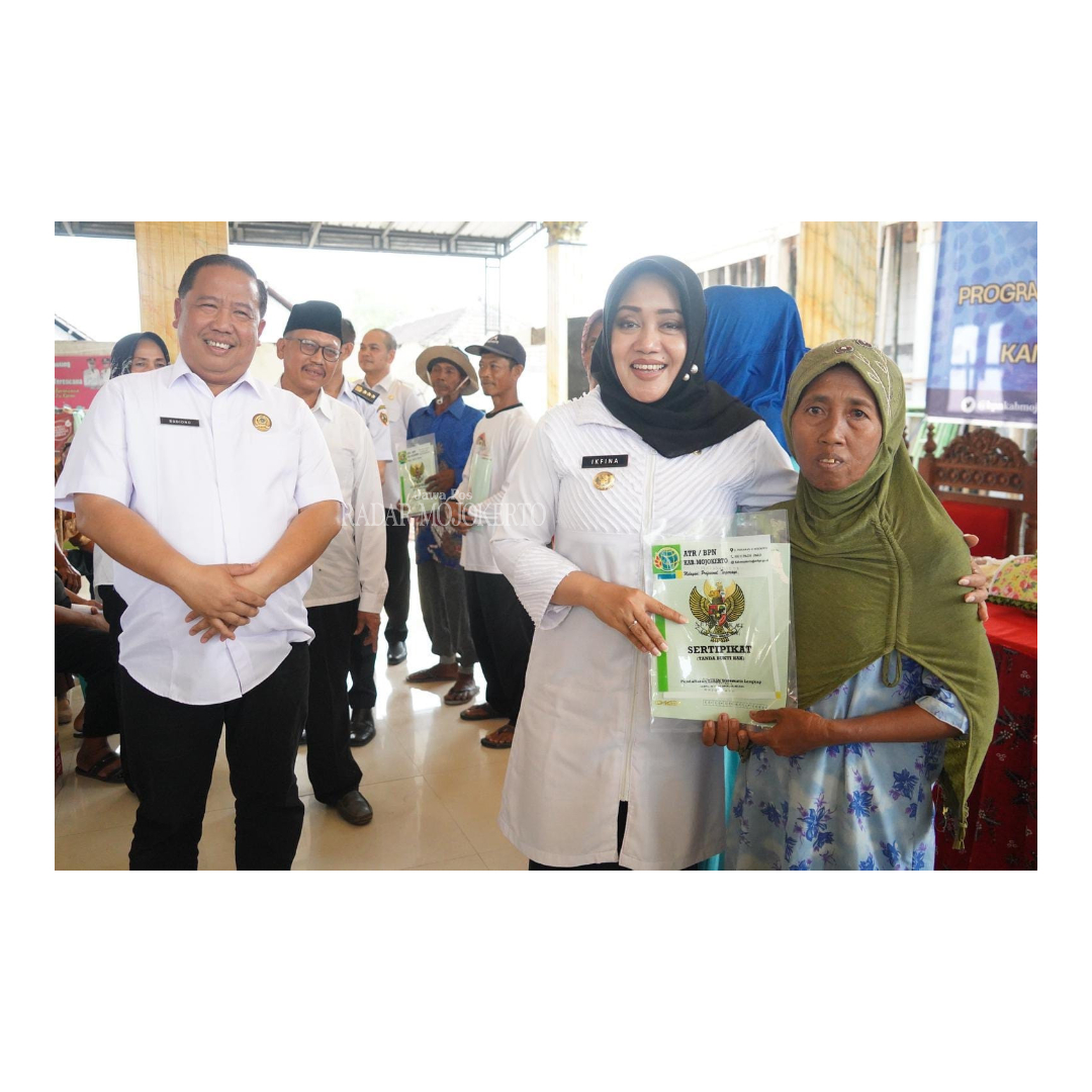 PELAYANAN: Bupati Mojokerto Ikfina Fahmawati menyerahkan sertifikat tanah secara simbolis kepada warga Desa/Kecamatan Dawarblandong, (20/9).