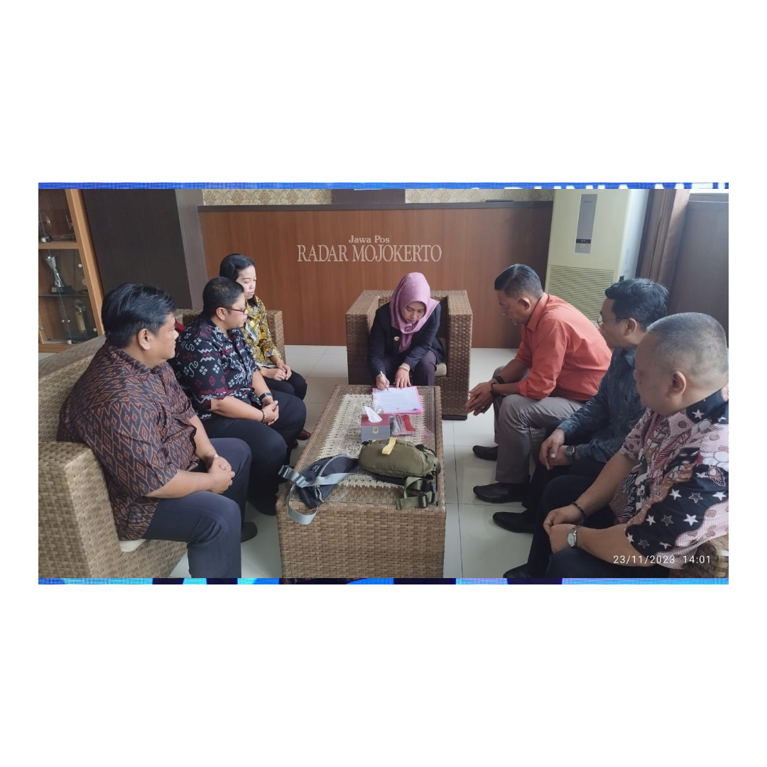 MENINGKAT: Wali Kota Mojokerto Ika Puspitasari didampingi Plt Kepala DPMPTSP Naker Modjari saat menerima tim Dewan Pengupahan Kota (Depeko) di Pemkot Mojokerto, Kamis (23/13).