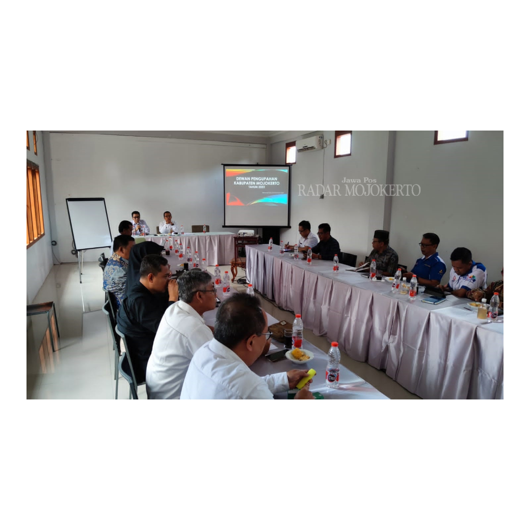 DIGODOK: Dewan pengupahan saat merumuskan usulan besaran UMK 2024 Kabupaten Mojokerto, di Trawas, Rabu (22/11).