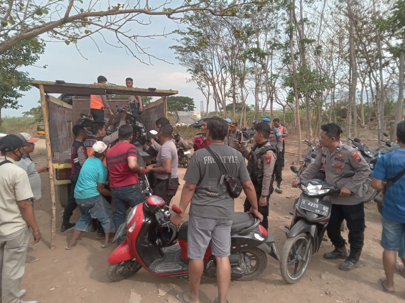 DIAMANKAN: Puluhan motor diamankan petugas dari arena judi sabung ayam di Dusun Jurangsari, Desa Lolawang, Kecamatan Ngoro, Kamis (23/11).