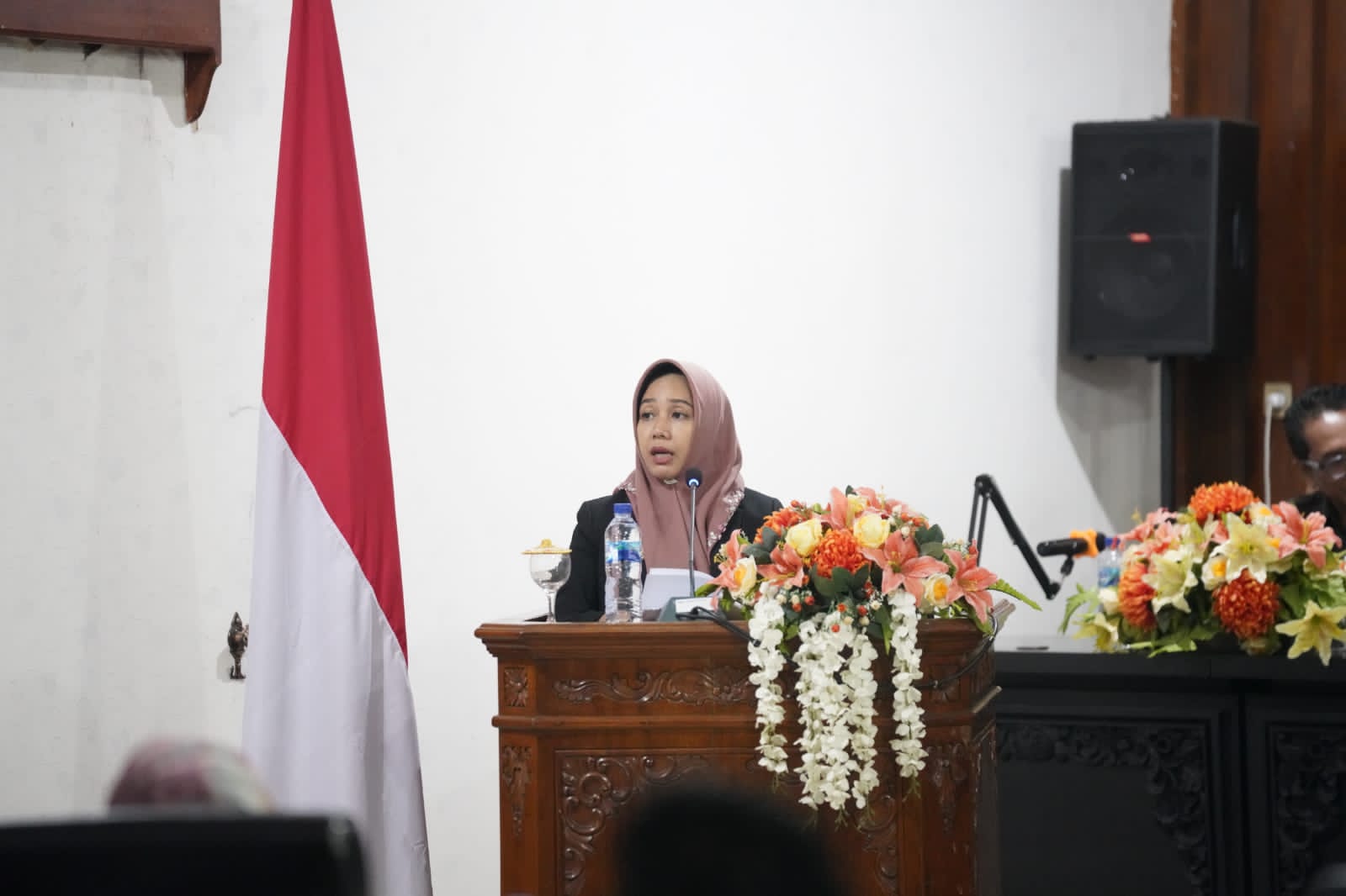PARIPURNA: Wali Kota Mojokerto Ika Puspitasari saat menyampaikan penjelasan Nota Keuangan Rancangan APBD Tahun Anggaran 2024 dalam Rapat Paripurna DPRD Kota Mojokerto, Kamis (23/11) malam.&nbsp;