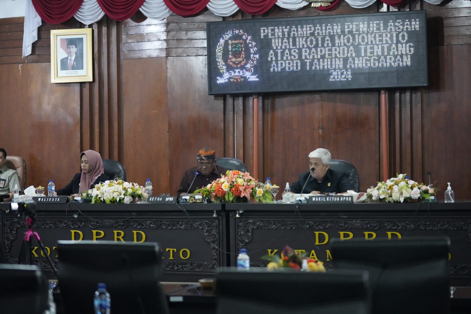 PARIPURNA: Wali Kota Mojokerto Ika Puspitasari bersama pimpinan DPRD Kota Mojokerto saat menggelar rapat paripurna dengan agenda penyampaian penjelasan Nota Keuangan Rancangan APBD Tahun Anggaran 2024