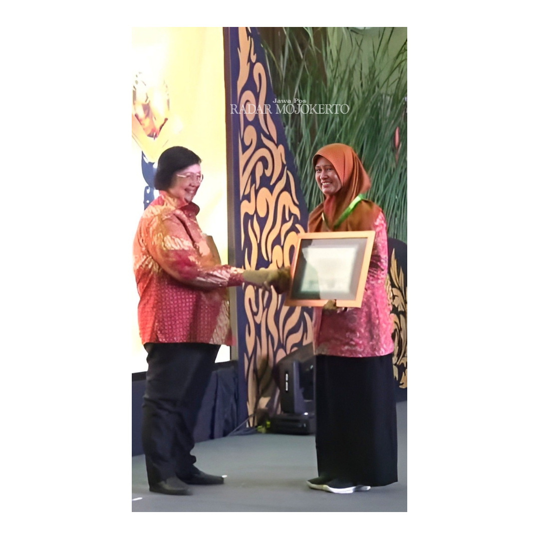 PRESTASI: Kepala SMPN 1 Bangsal, Farida Hanim,S.Pd. meraih penghargaan Adiwiyata Tingkat Nasional dari Menteri Lingkungan Hidup dan Kehutanan Siti Nurbaya Bakar, di Jakarta Selasa (17/10) lalu.