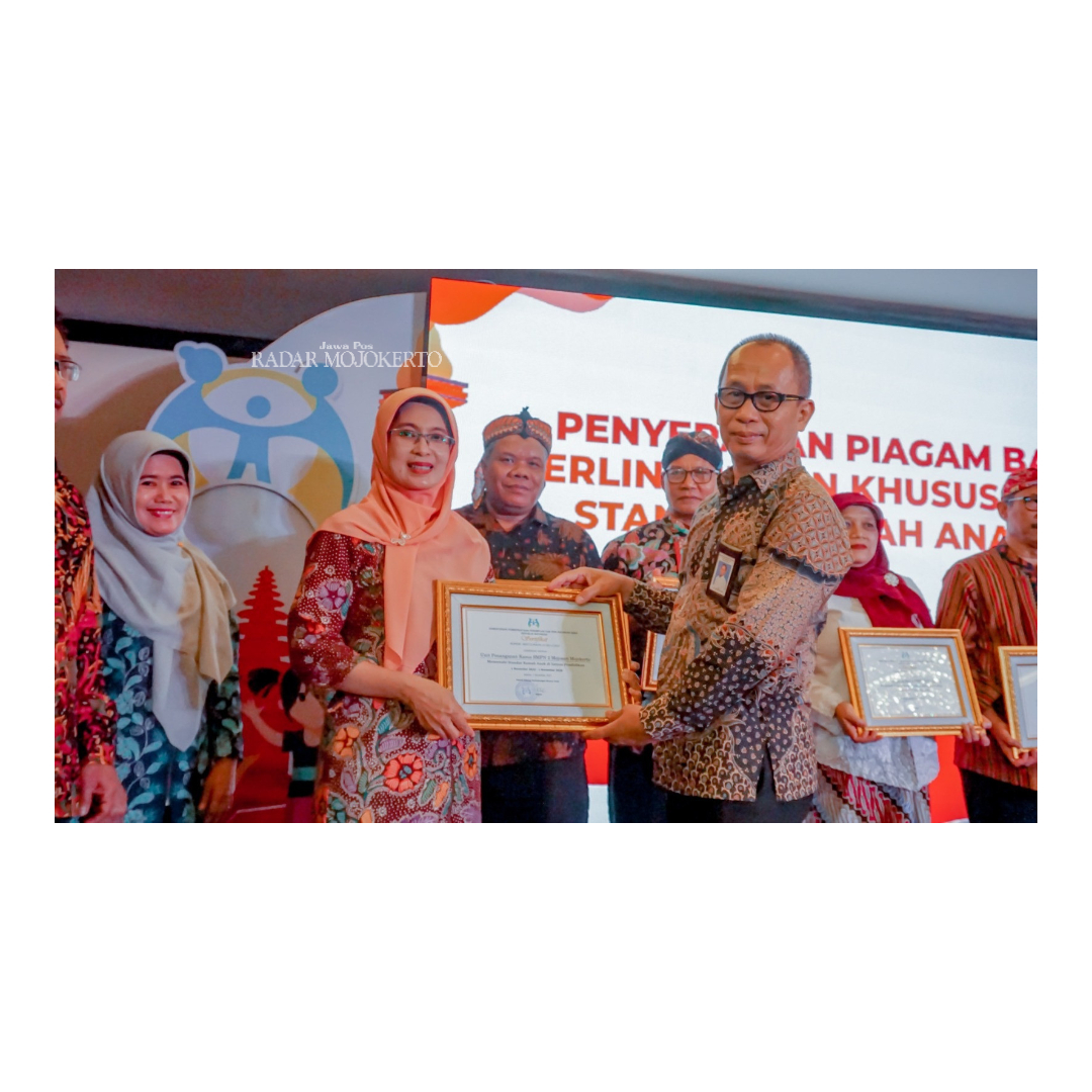 PENGHARGAAN: Kepala SMPN 2 Mojosari  Eka Wahyu Hidayati menerima penghargaan standarisasi lembaga perlindungan khusus ramah anak (LPKRA)dari Deputi Perlindungan Khusus Anak Kementrian PPPA, Nahar.