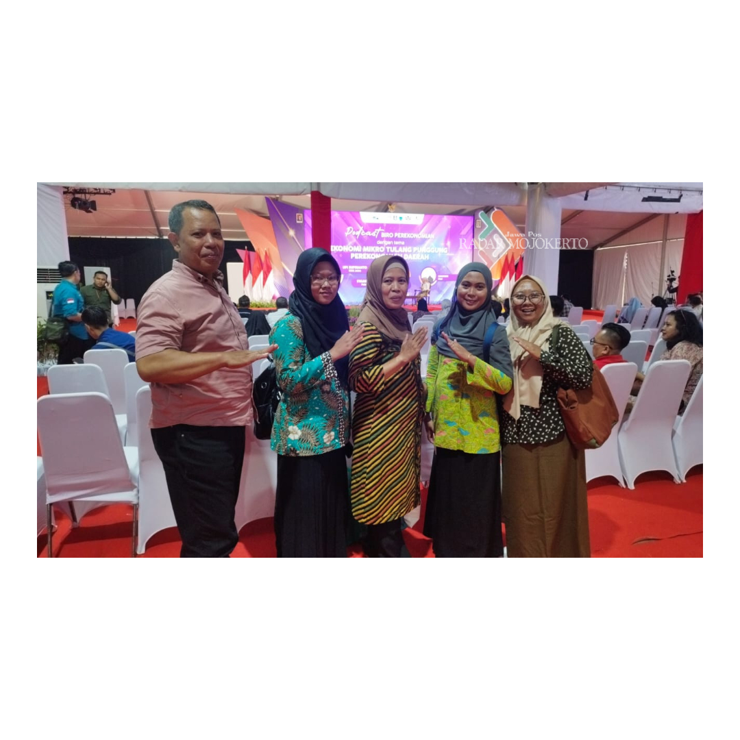 IDE BARU: Tim SMPN 3 Mojokerto mengunjungi pameran dan simposium pelayanan publik untuk menyurvei ide inovasi baru yang akan diterapkan.