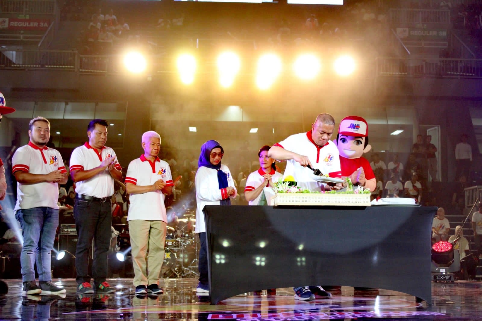 Pemotongan Tumpeng dalam perayaan Ulang Tahun JNE ke 33 Tahun bersama jajaran Dewan Komisaris dan Dewan Direksi JNE Express