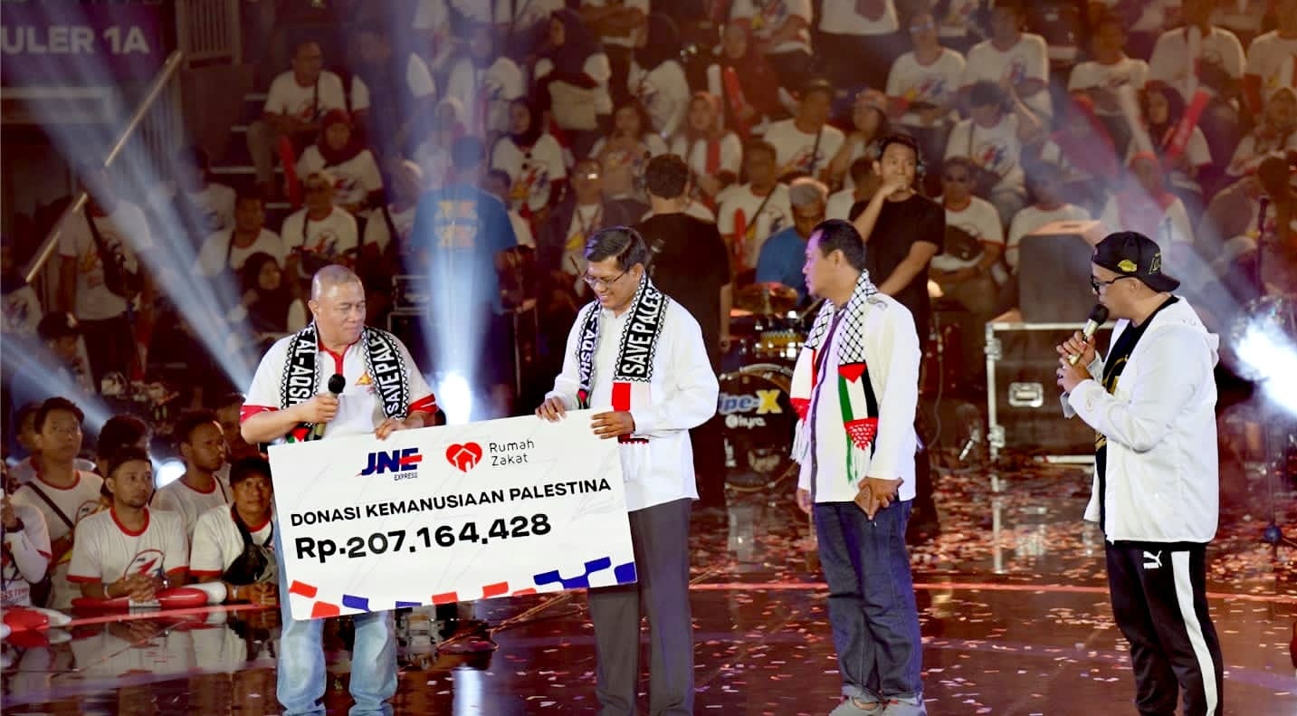 Penyerahan Donasi Kemanusiaan dari Karyawan/ti JNE untuk Palestina diserahkan oleh M. Feriadi Soeprapto selaku Presiden Direktur JNE (Kiri) kepada Irvan Nugraha Selaku CEO Rumah Zakat (Kanan)