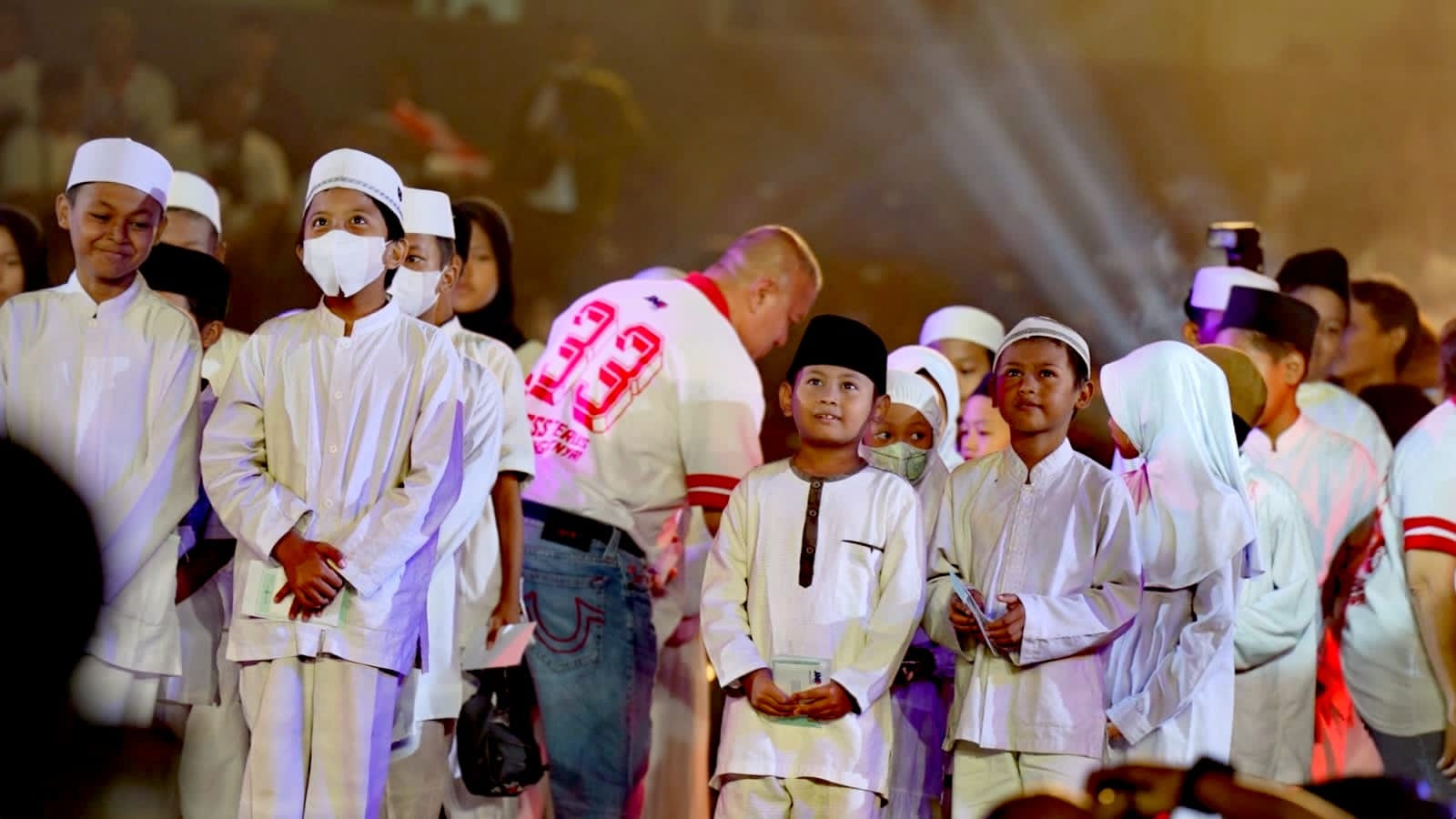 Penyerahan santunan secara simbolis kepada 33 anak yatim oleh Presiden Direktur JNE M. Feriadi Soeprapto dalam HUT JNE ke 33 Tahun