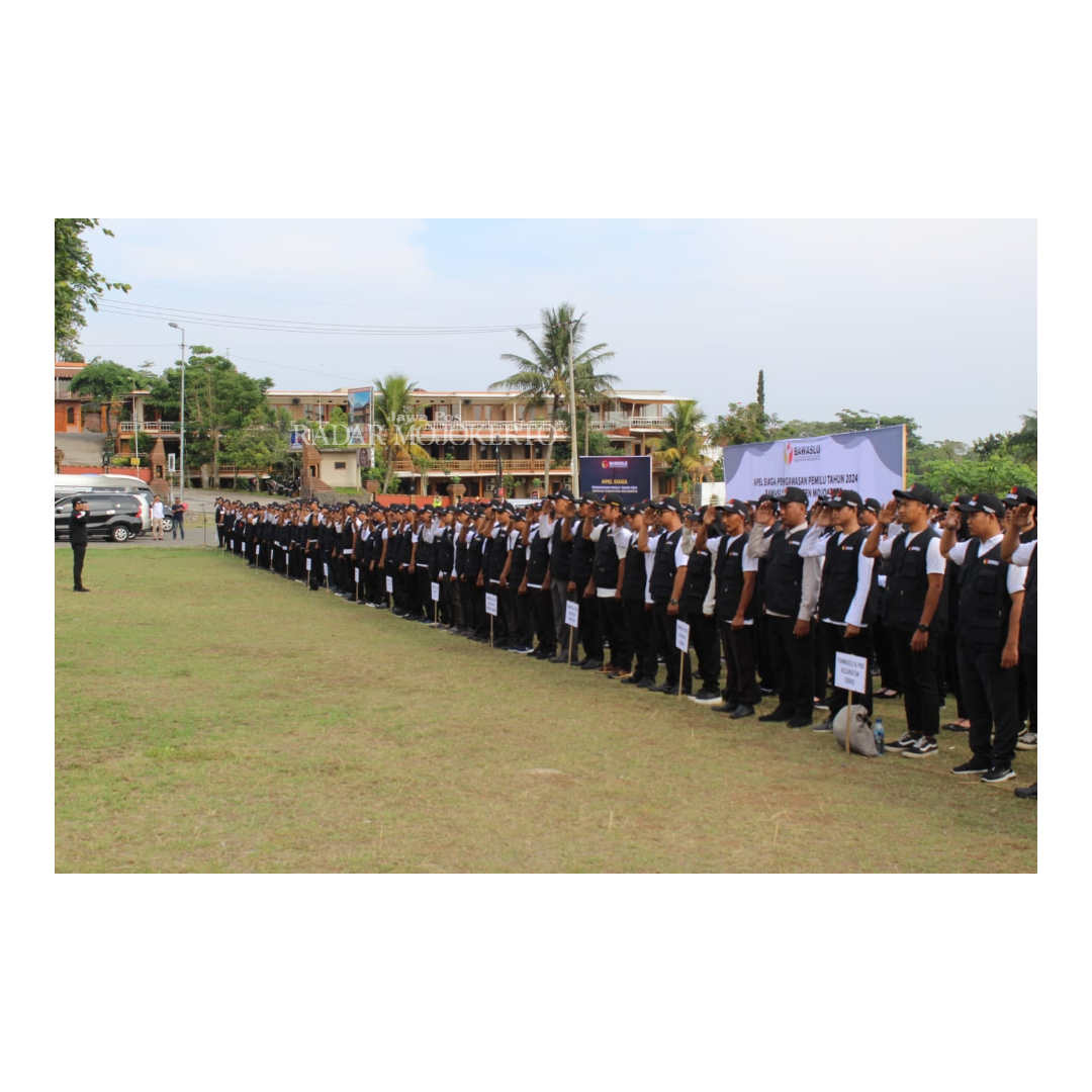 TEGAK LURUS: Ratusan petugas pengawas pemilu menggelar apel siaga persiapan masa kampanye di lapangan Paseban Agung Trawas, kemarin.