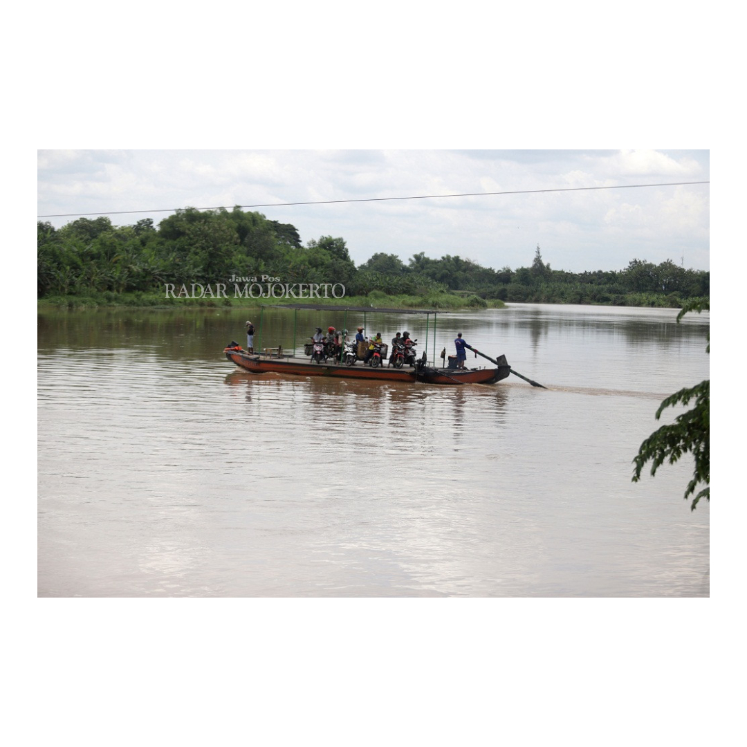 TRANSPORTASI AIR: Aktivitas perahu penyeberangan di Sungai Brantas, Desa Betro, Kecamatan Kemlagi. Sejak hampir seribu tahun yang lalu, sungai ini sudah berfungsi sebagai jalur transportasi dan perdag