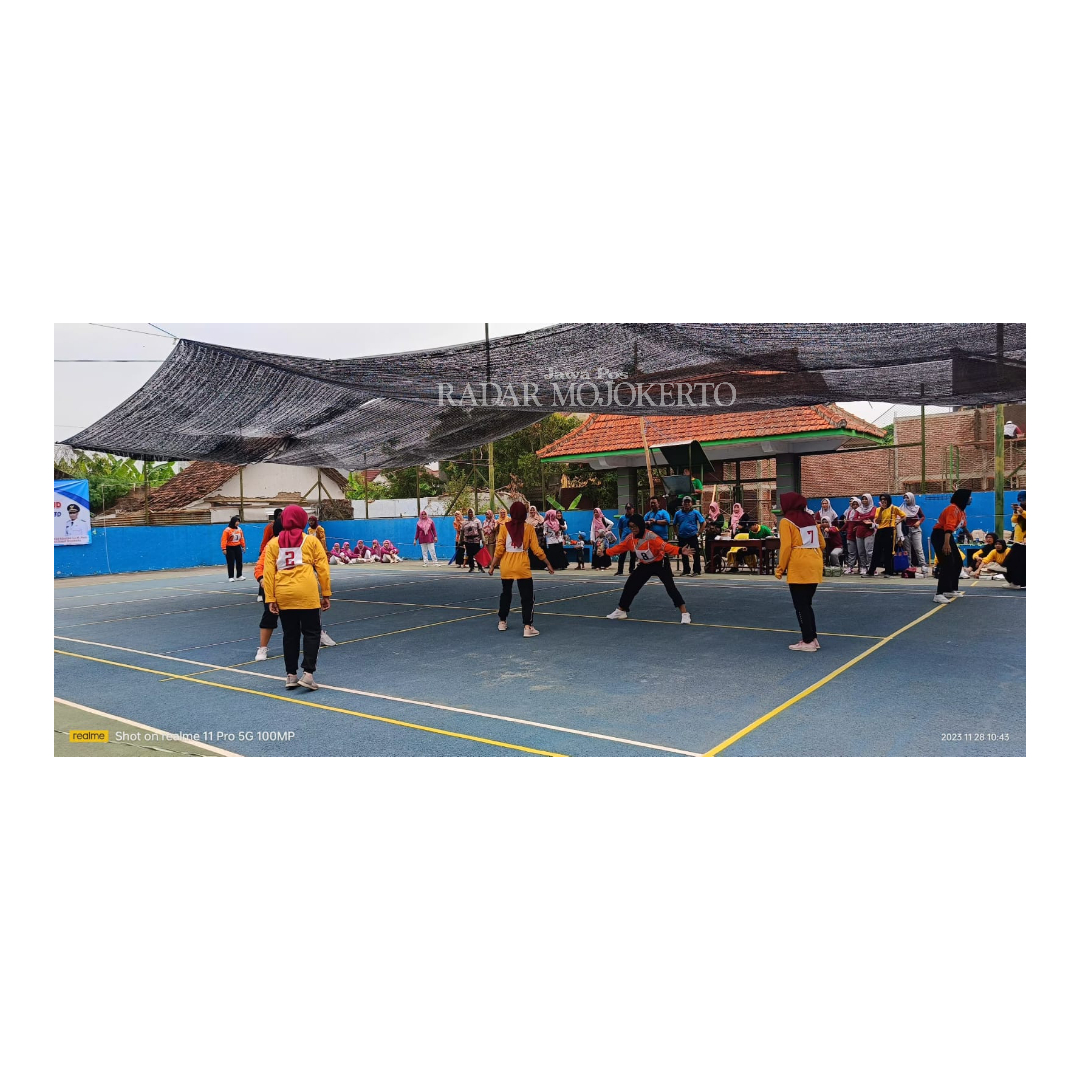 TRADISI: Suasana lomba tradisional gobak sodor guru TK.