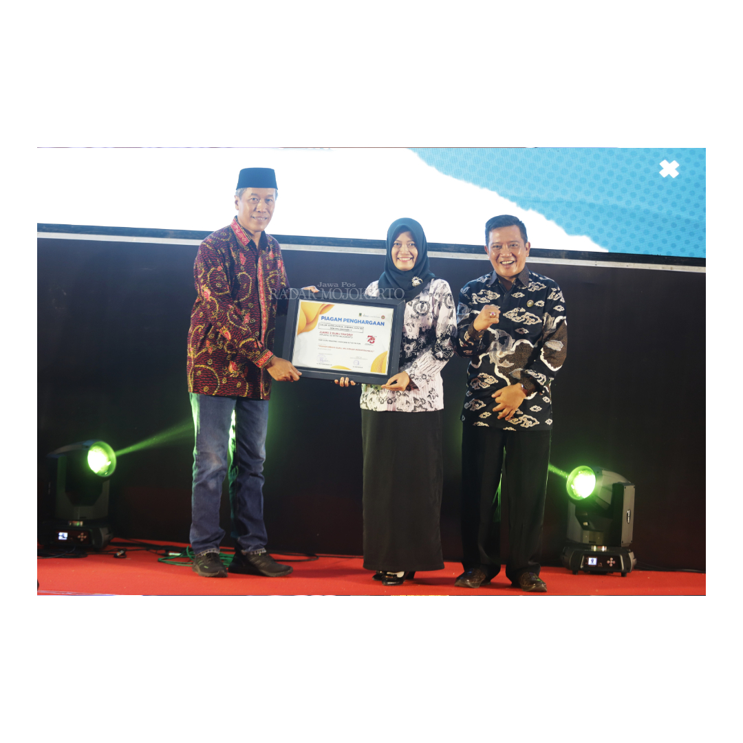 FAVORIT: Pemenang Guru Favorit Kota Mojokerto mendapatkan penghargaan diserahkan Direktur JPRM M Nur Kholis didampingi Kadis P dan K Kota Mojokerto Amin Wachid di Gebyar Seni Anugerah Prestasi 2023.