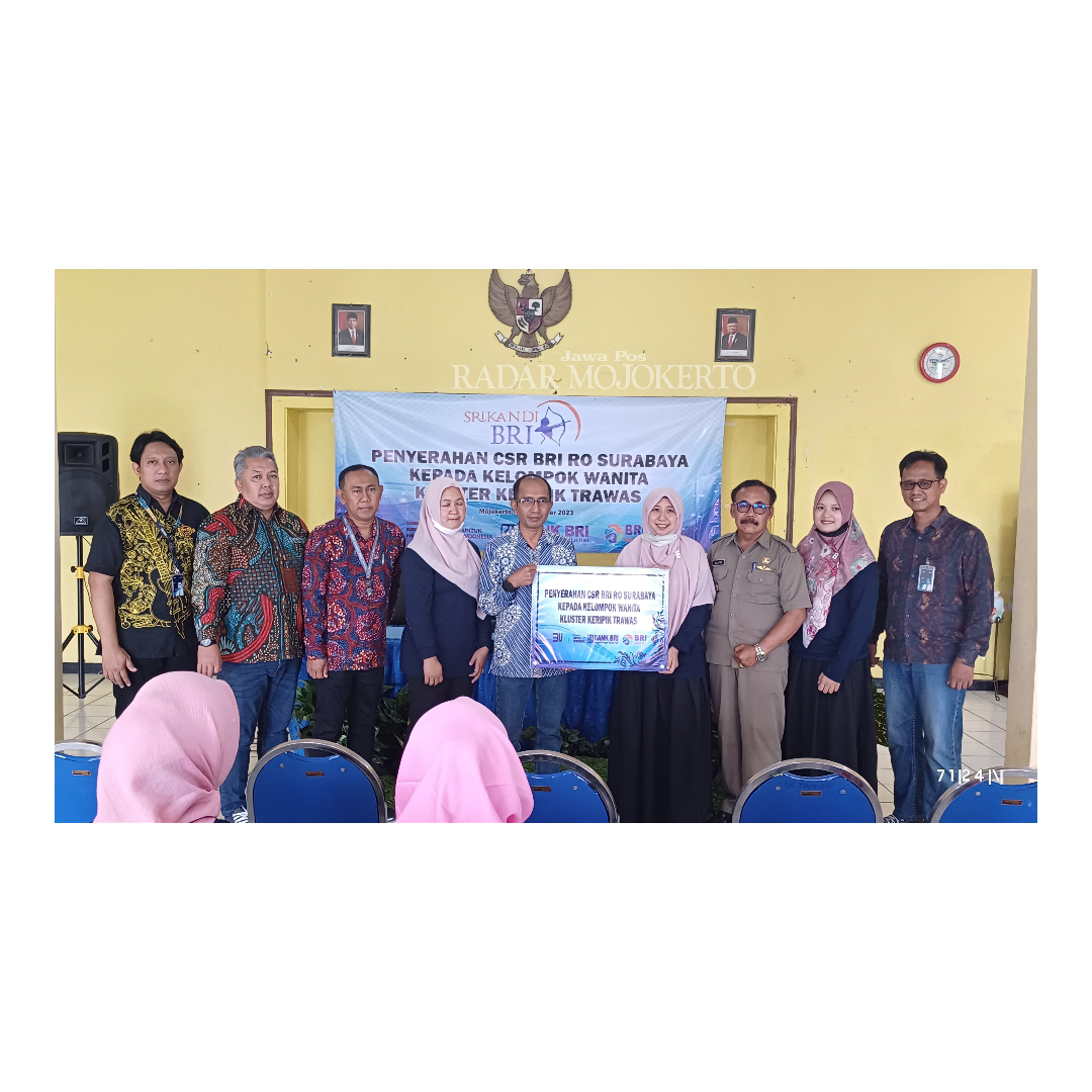 SERAH TERIMA: Darwis Muhammad, Pemimpin BRI Cabang Mojokerto menyerahkan bantuan CSR kepada Mulyono Kepala Desa Trawas.