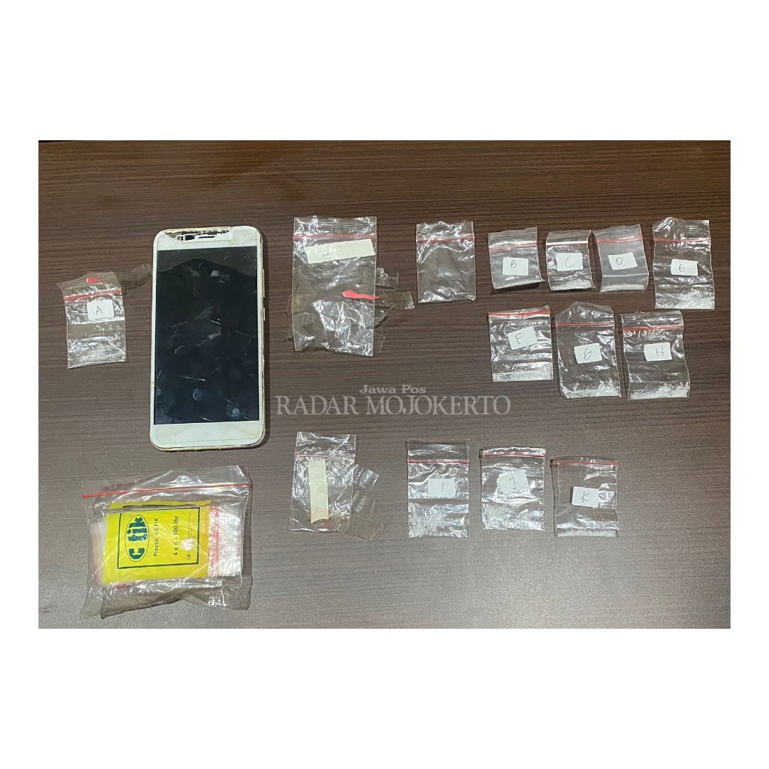 BARANG BUKTI: Sejumlah barang bukti sabu-sabu dari tangan pelaku kini telah diamankan petugas di Mapolres Mojokerto untuk kepentingan pemeriksaan lebih lanjut.