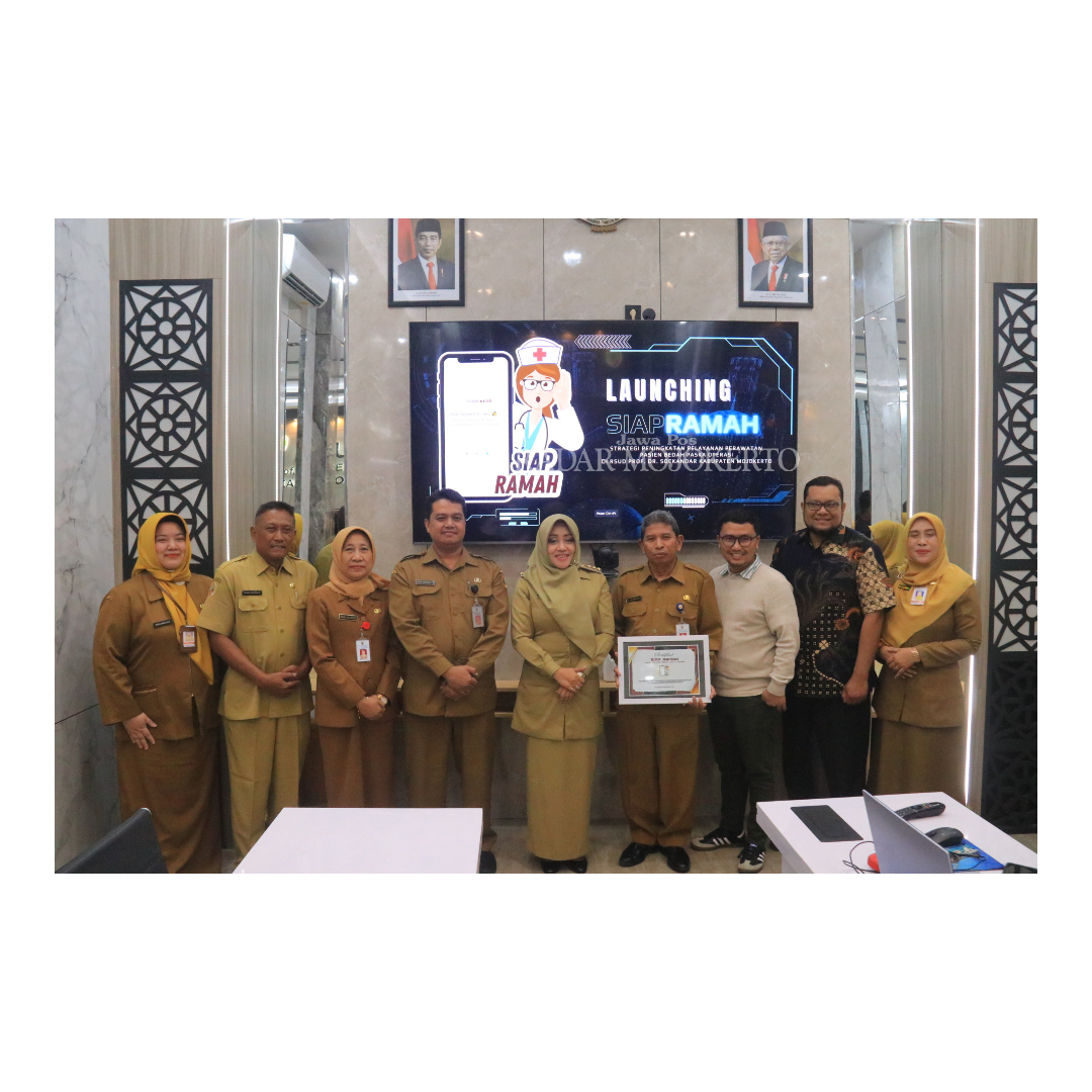 KOMPAK: Bupati Mojokerto Ikfina Fahmawati bersama jajaran RSUD Prof. dr. Soekandar.