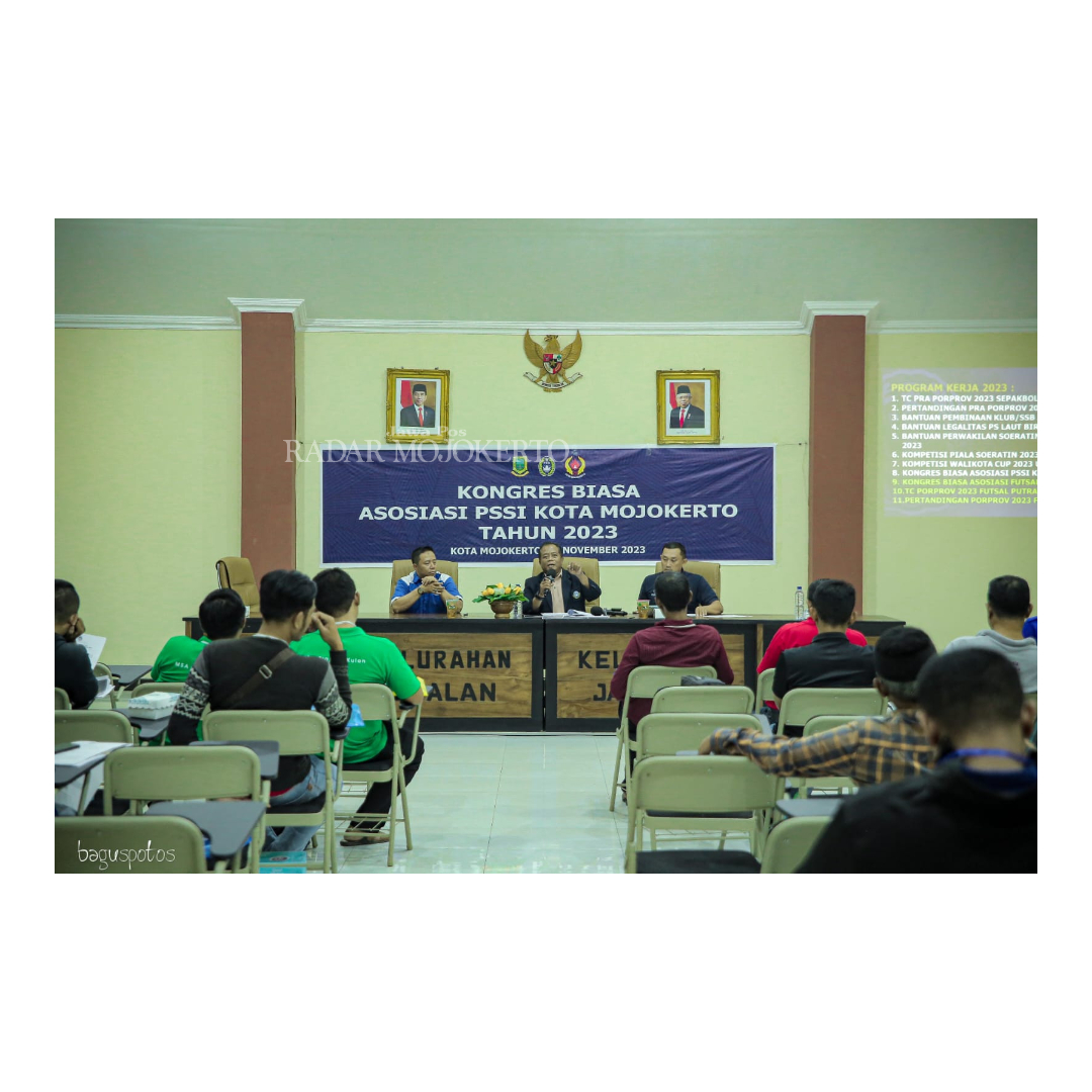 FORUM TAHUNAN: Suasana Kongres Biasa Askot PSSI Mojokerto 2023 di kantor Kelurahan Jagalan, Jalan Bhayangkara, Selasa (29/11) malam.