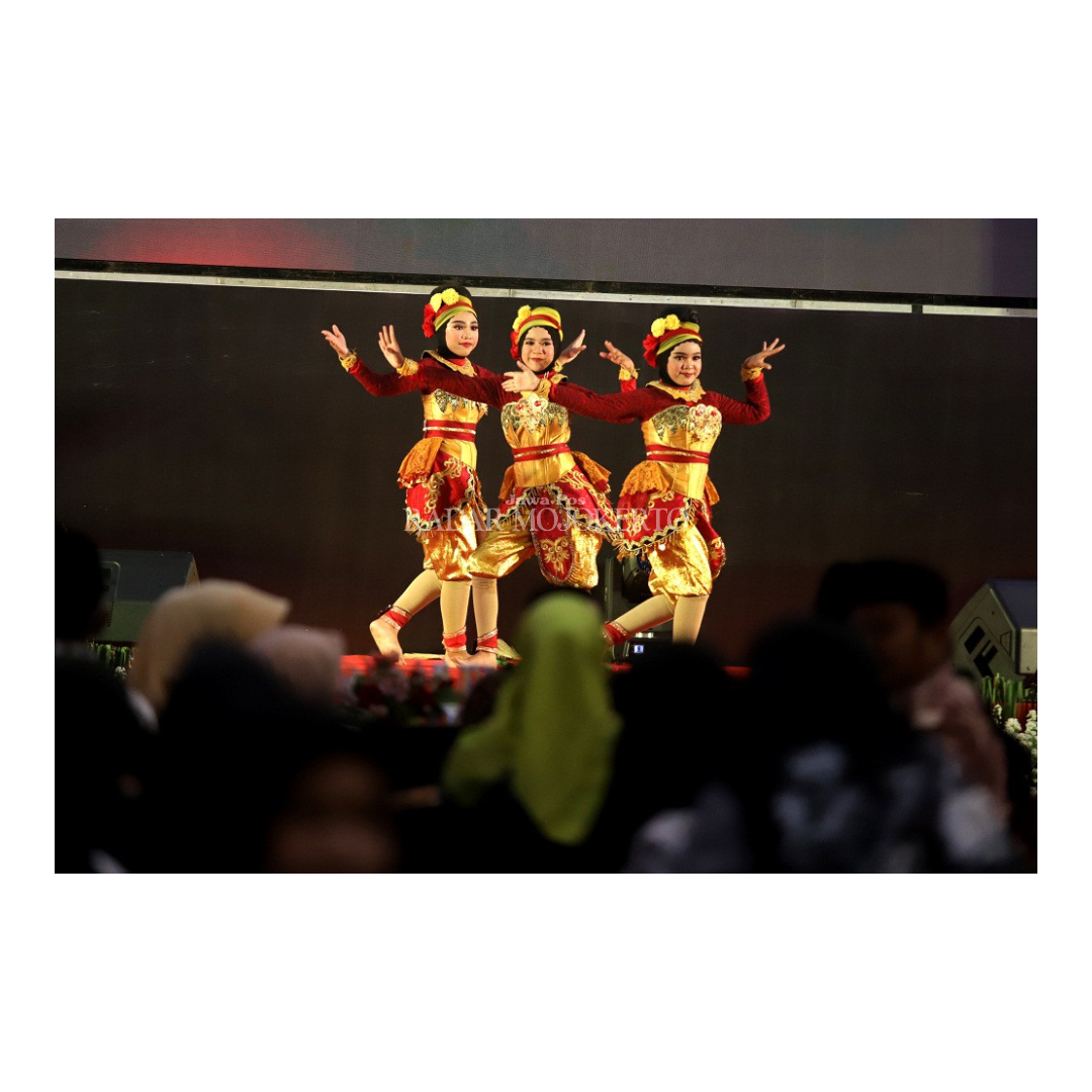 KREATIF: Penampilan seni tari yang diperagakan tenaga pendidik Kota Mojokerto pada Resepsi HUT Ke-78 PGRI dan Gebyar Seni Anugerah Prestasi 2023 di Gedung Astoria, Selasa (28/11).