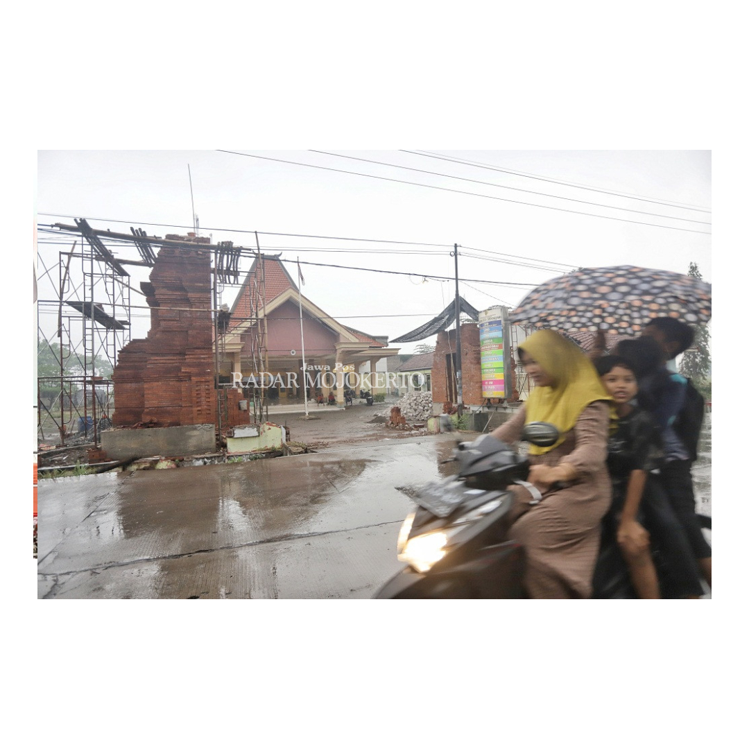 MULUS: Suasana jalan poros Desa Tawangsari yang kini apik. Pemdes setempat terus getol memperbaiki infrastruktur demi kesejahteraan warga.
