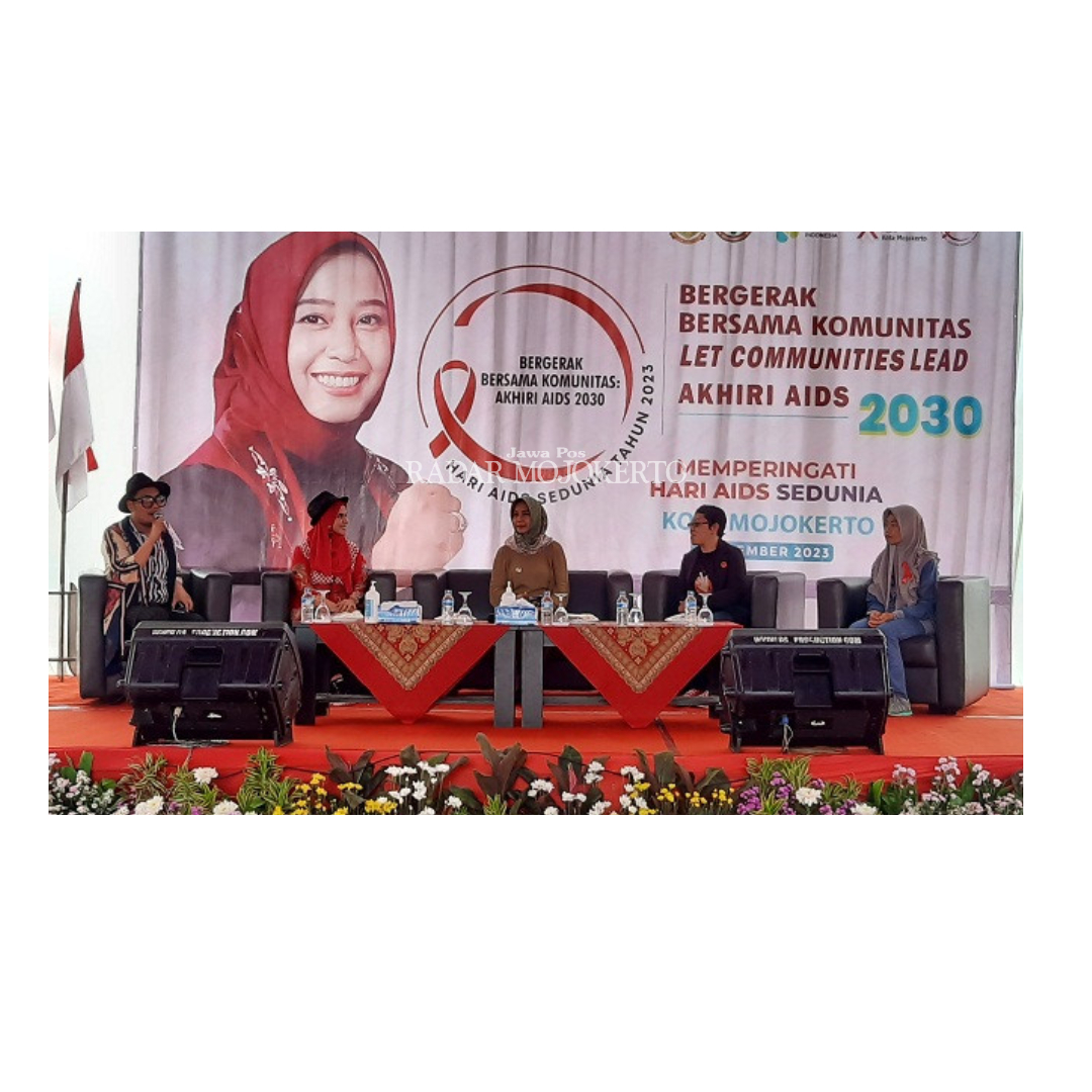 CEGAH PENULARAN: Wali Kota Ika Puspitasari yang juga Ketua KPA Kota Mojokerto saat memperingati Hari Aids Sedunia dengan tema Bergerak Bersama Komunitas Akhiri AIDS 2030 di Alun-Alun Wiraraja, Jumat