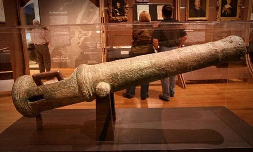 1.	SENJATA ANDALAN: Koleksi meriam cetbang di Museum Talaga Manggung, Majalengka, Jawa Barat.