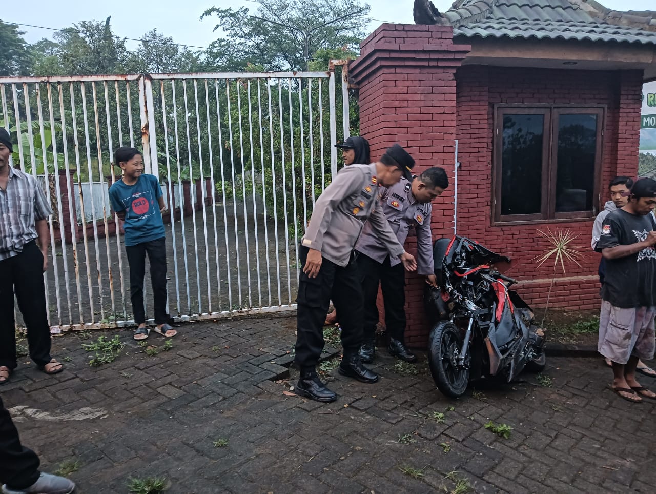 RINGSEK: Petugas mengevakuasi motor korban yang ringsek parah ke tepi jalan, Jumat (1/12).