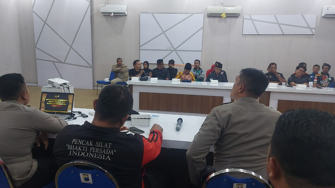 AGAR KONDUSIF: Sejumlah perwakilan perguruan  silat Se- Mojokerto menggelar rapat koordinasi bersama kepolisian di Mapolres Mojokerto, beberapa waktu lalu.