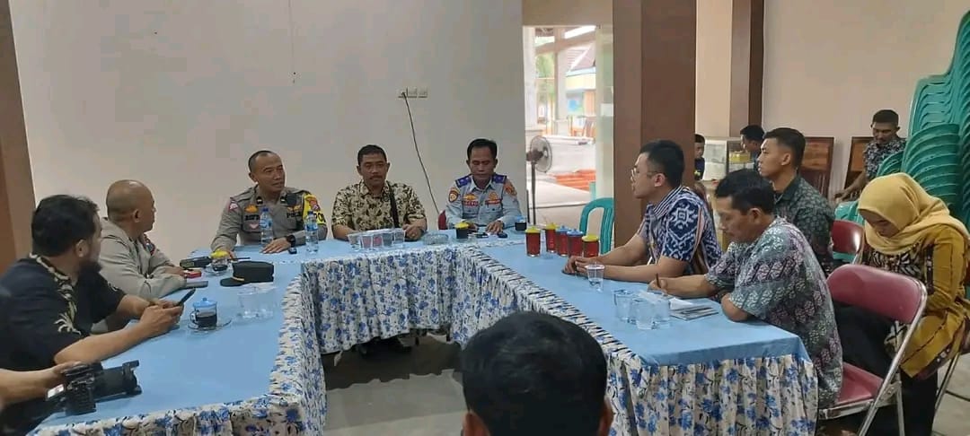KOORDINASI: Pemdes Lebaksono bersama TNI, Polri dan Dishub menggelar rapat koordinasi terkait permasalahan waktu siklus traffic light di Simpang Empat Lebaksono.