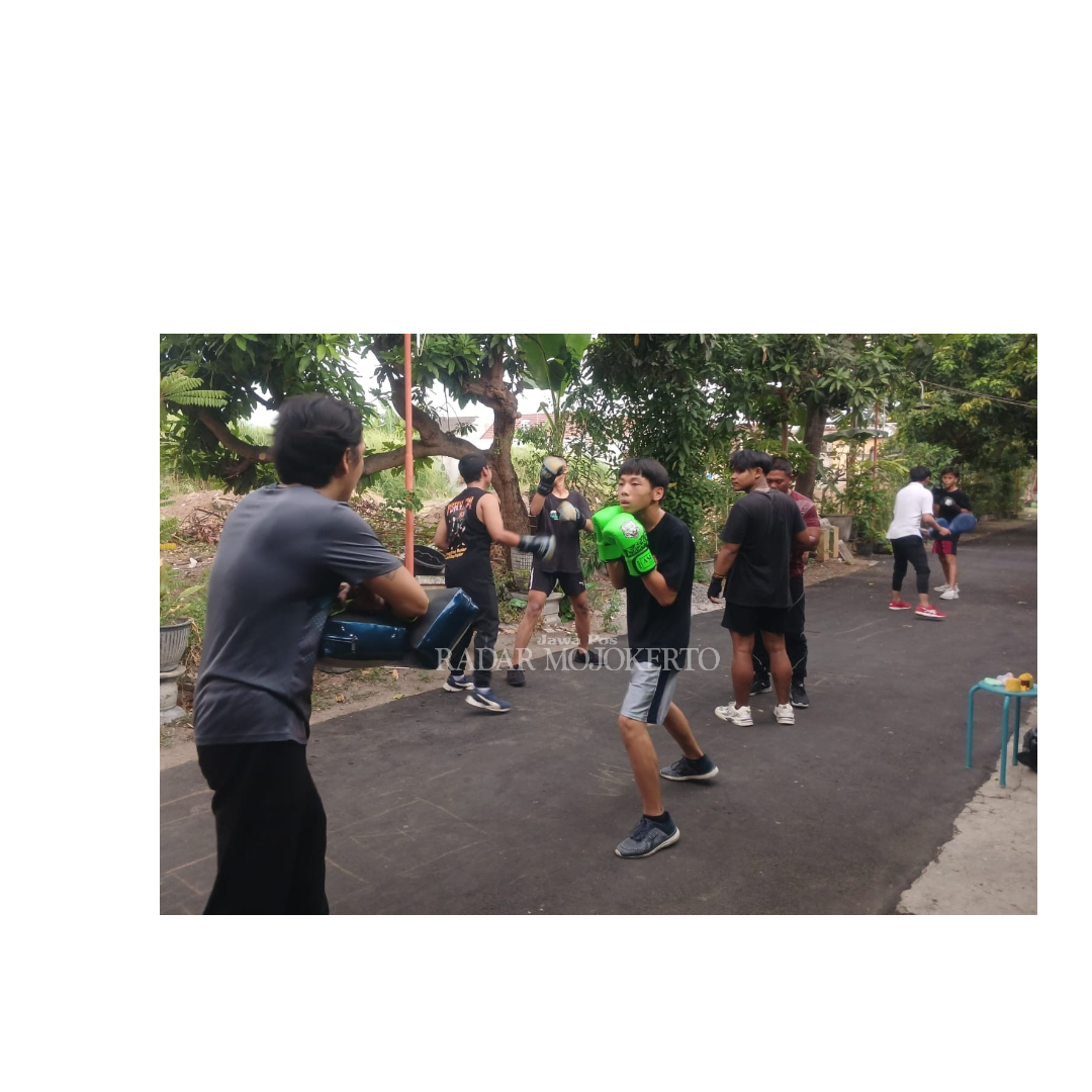 PERDANA: Atlet kick boxing Kota Mojokerto menjalani latihan di Jalan Markisa, Magersari, Kota Mojokerto, Kamis (23/11).