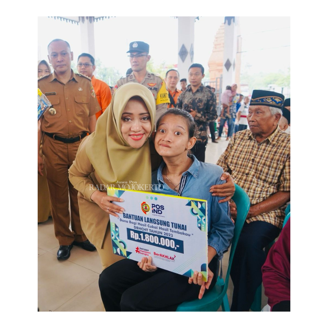 HADIR LANGSUNG: Bupati Ikfina Fahmawati menyerahkan BLT DBHCHT kepada penerima manfaat di pendapa Kecamatan Gondang 26 November 2023. Dengan sasaran keluarga stunting, KEK, Gizi Kurang se-eks Pembantu