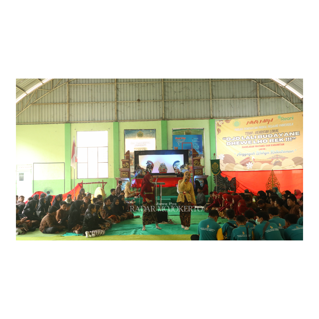SENI PELAJAR: Grup Ngesti Buwana tampil di hadapan siswa SMP Tamansiswa Mojokerto, Sabtu (2/12).