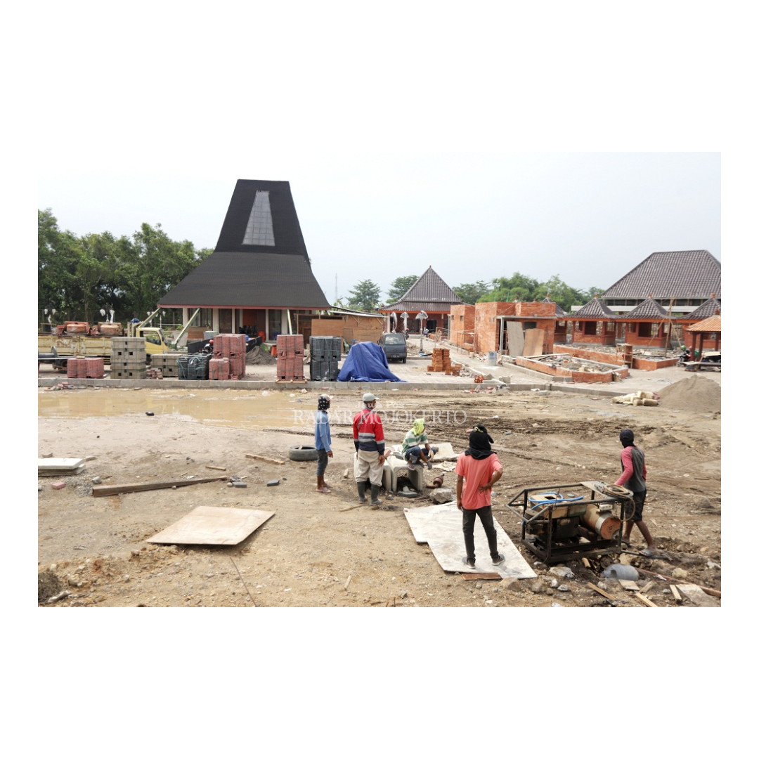 BELUM RAMPUNG: Pekerjaan proyek Taman Bahari Mojopahit di kawasan Jembatan Rejoto, Kecamatan Prajurit Kulon, Kota Mojokerto, kemarin.